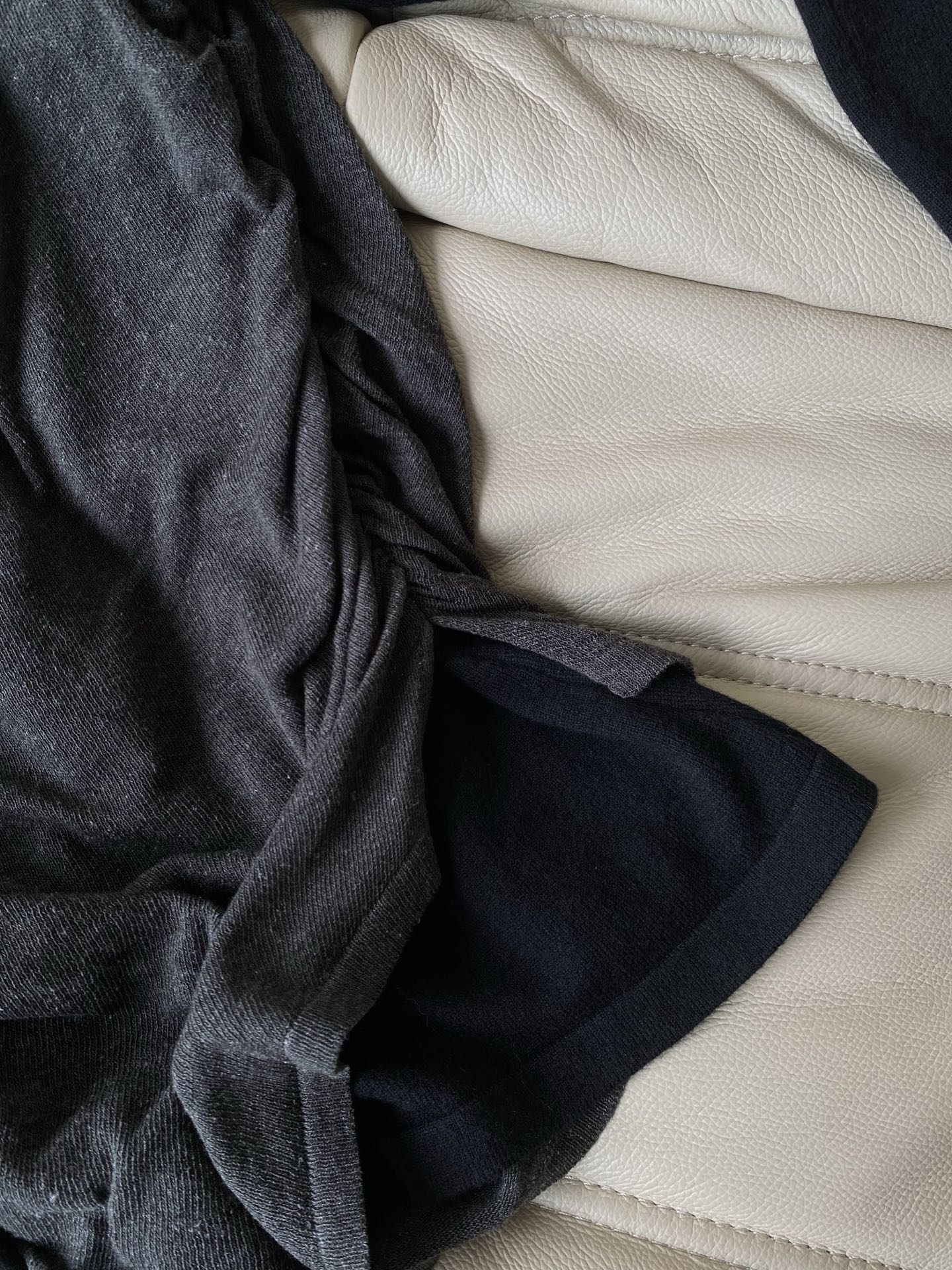 25。F秋冬 小众设计上衣 藏青长袖打底+灰调褶皱的组合 自带松弛的层次感 贴肤软乎乎的，秋冬当内搭或者