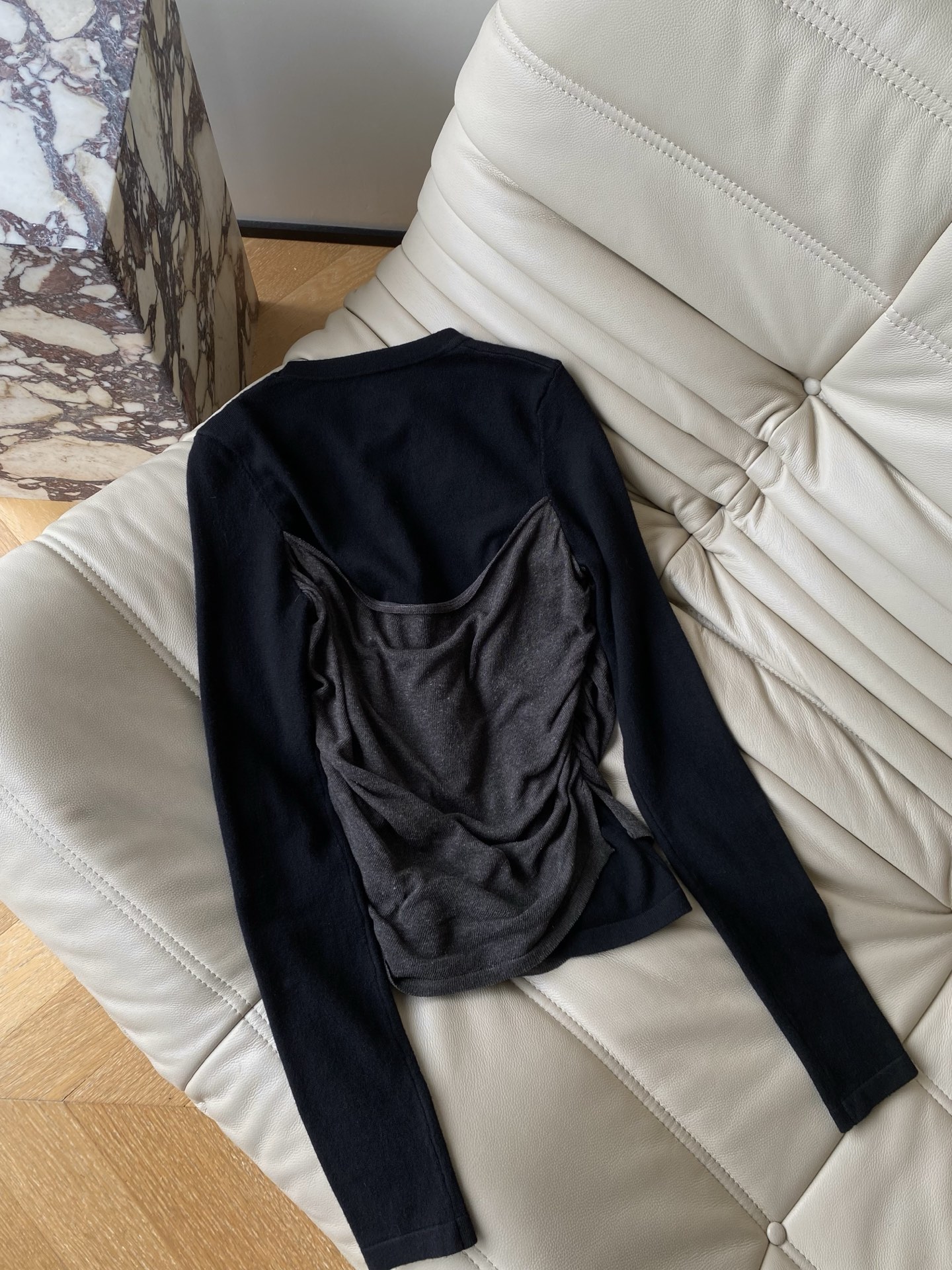 25。F秋冬 小众设计上衣 藏青长袖打底+灰调褶皱的组合 自带松弛的层次感 贴肤软乎乎的，秋冬当内搭或者