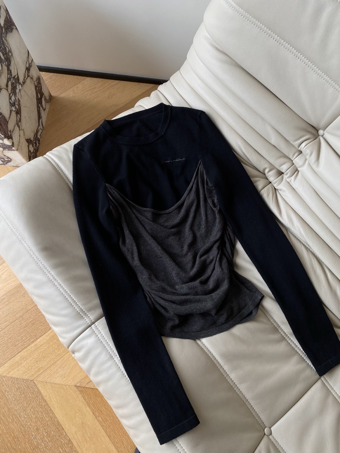 25。F秋冬 小众设计上衣 藏青长袖打底+灰调褶皱的组合 自带松弛的层次感 贴肤软乎乎的，秋冬当内搭或者