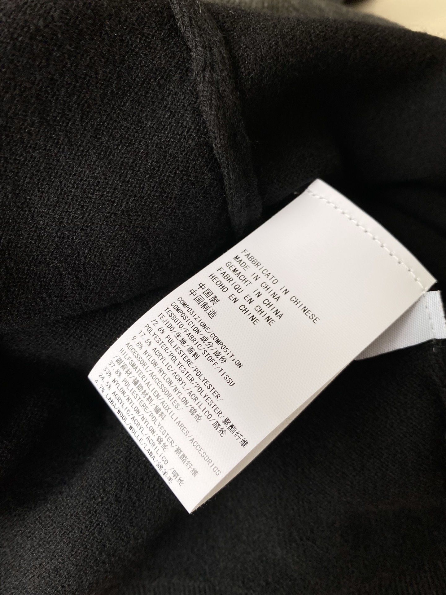 25。F秋冬 小众设计上衣 藏青长袖打底+灰调褶皱的组合 自带松弛的层次感 贴肤软乎乎的，秋冬当内搭或者