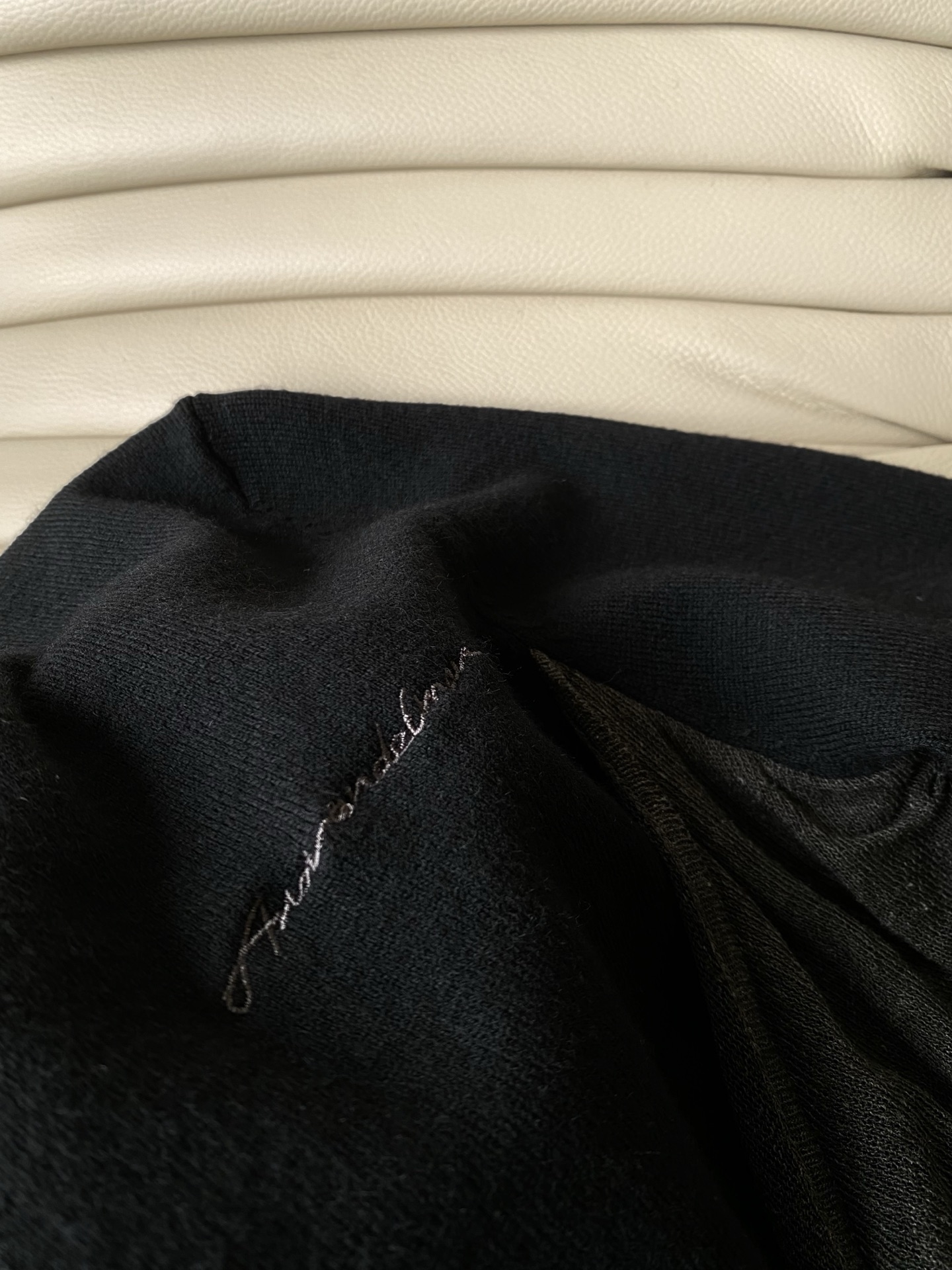 25。F秋冬 小众设计上衣 藏青长袖打底+灰调褶皱的组合 自带松弛的层次感 贴肤软乎乎的，秋冬当内搭或者