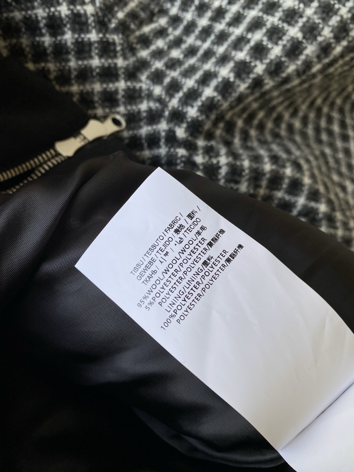 25。F秋冬 机车格子夹克 粗花呢面料自带细碎肌理感 黑白小格纹是秋冬不会出错的复古底色 立领是软乎乎的