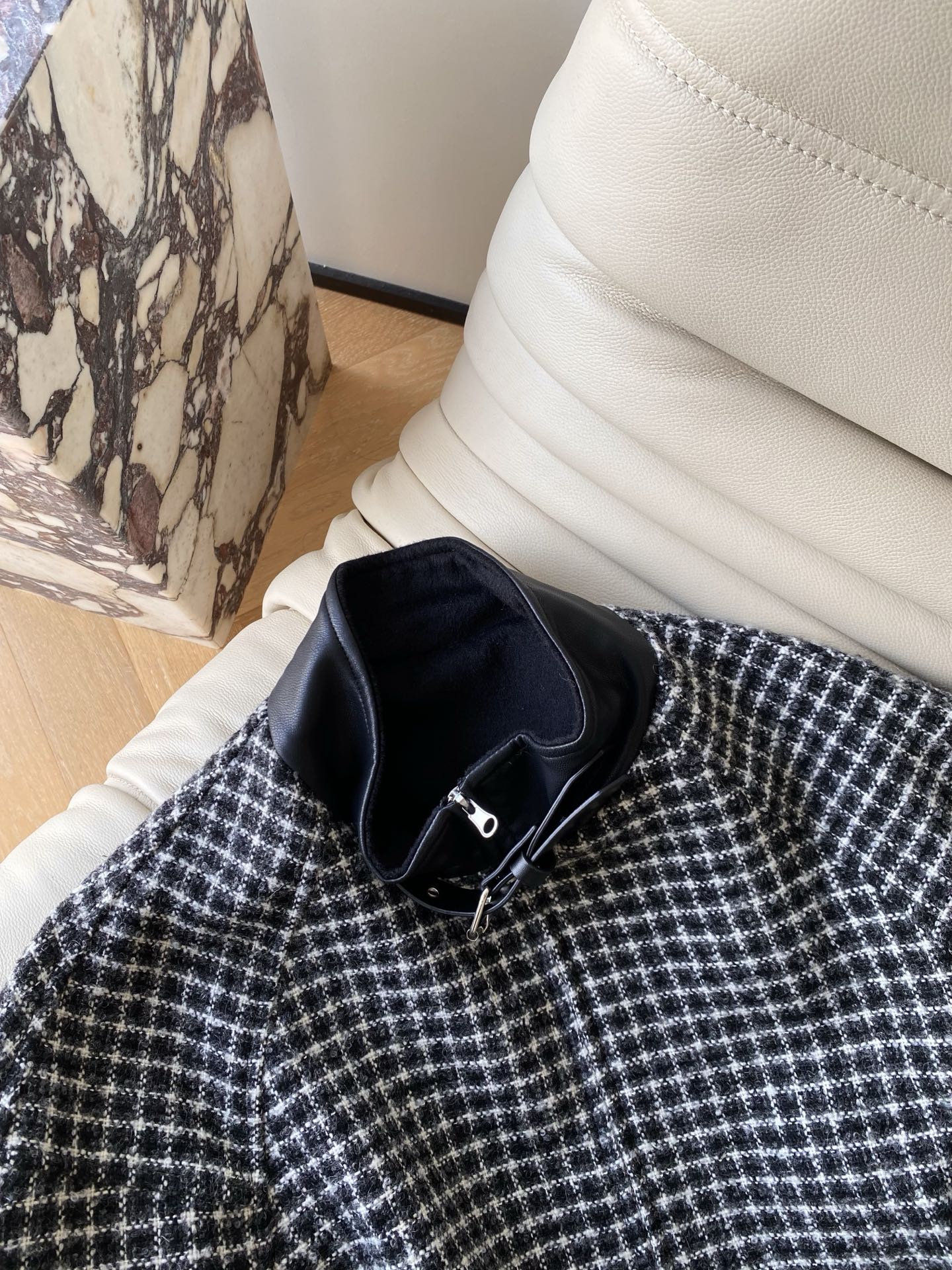 25。F秋冬 机车格子夹克 粗花呢面料自带细碎肌理感 黑白小格纹是秋冬不会出错的复古底色 立领是软乎乎的