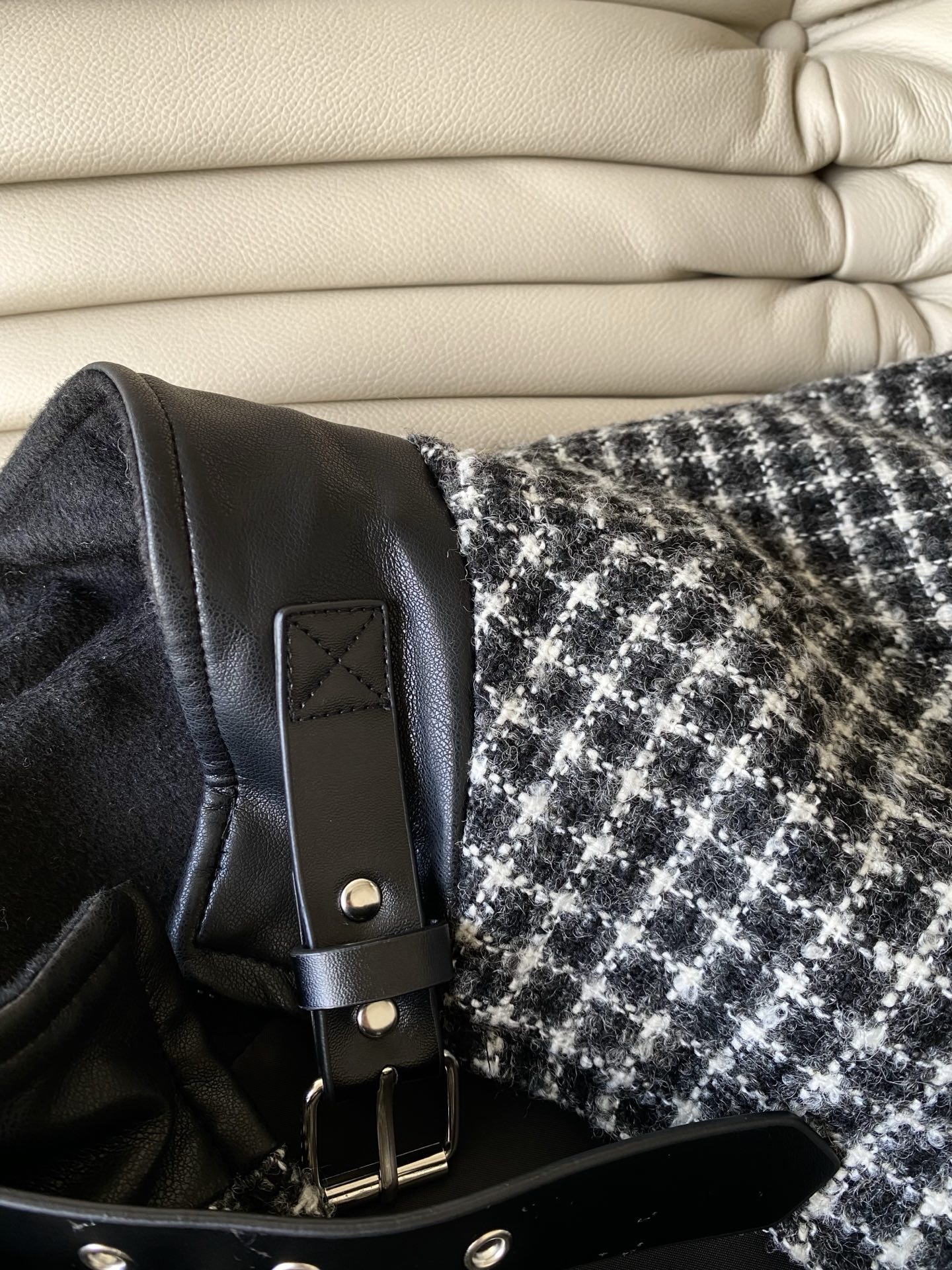 25。F秋冬 机车格子夹克 粗花呢面料自带细碎肌理感 黑白小格纹是秋冬不会出错的复古底色 立领是软乎乎的