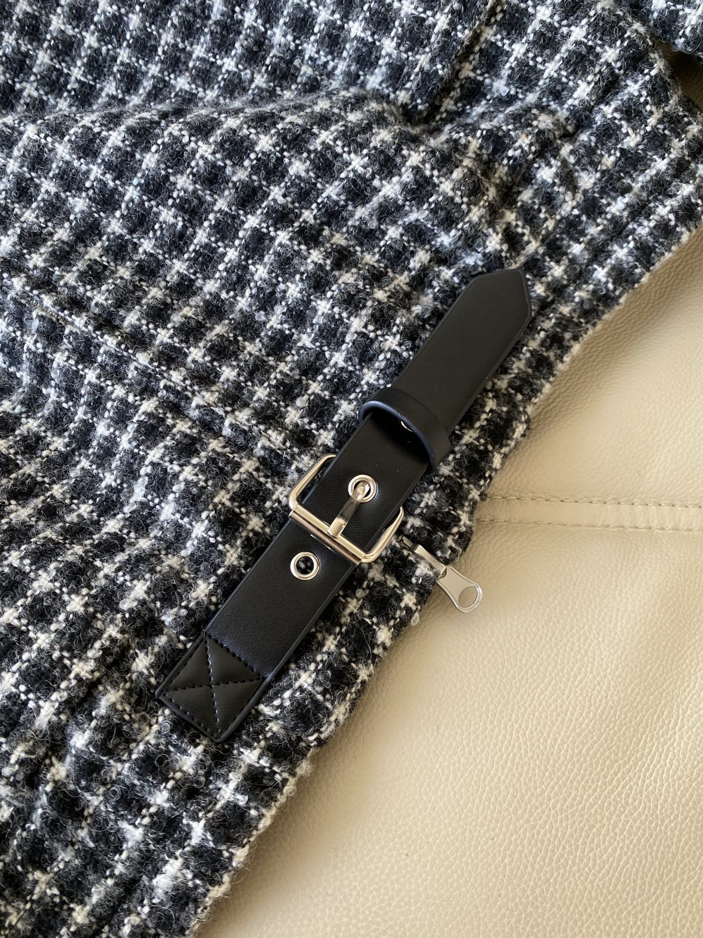 25。F秋冬 机车格子夹克 粗花呢面料自带细碎肌理感 黑白小格纹是秋冬不会出错的复古底色 立领是软乎乎的