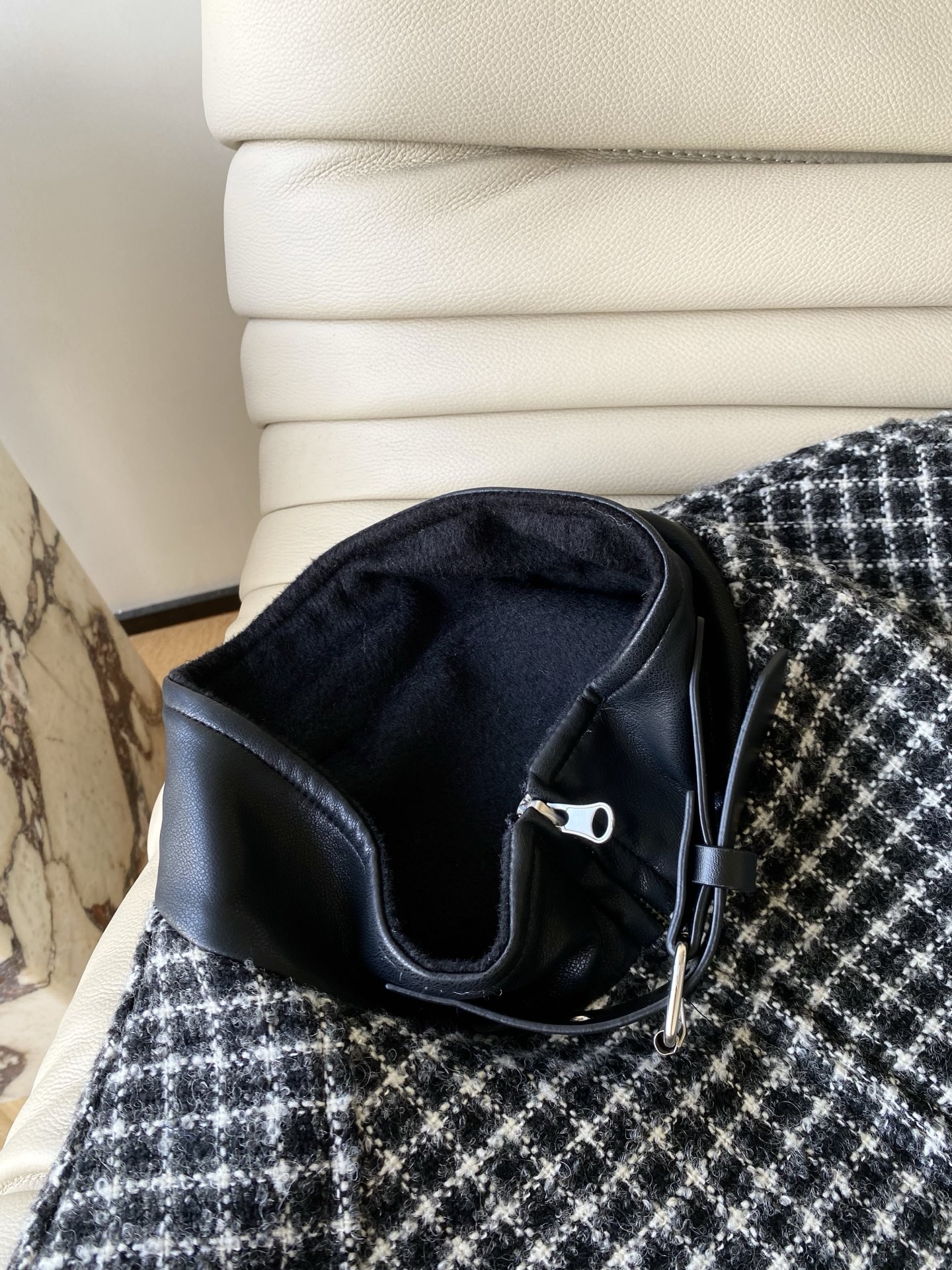 25。F秋冬 机车格子夹克 粗花呢面料自带细碎肌理感 黑白小格纹是秋冬不会出错的复古底色 立领是软乎乎的