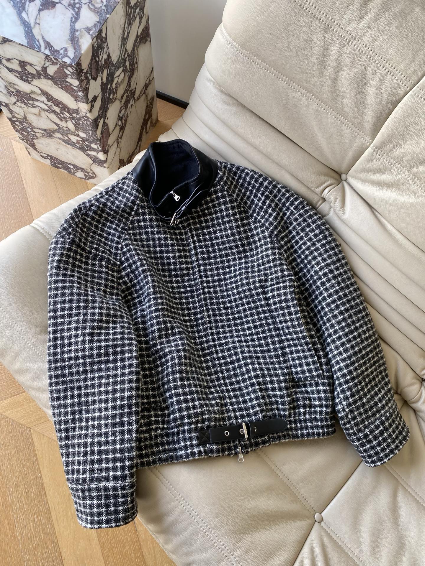 25。F秋冬 机车格子夹克 粗花呢面料自带细碎肌理感 黑白小格纹是秋冬不会出错的复古底色 立领是软乎乎的