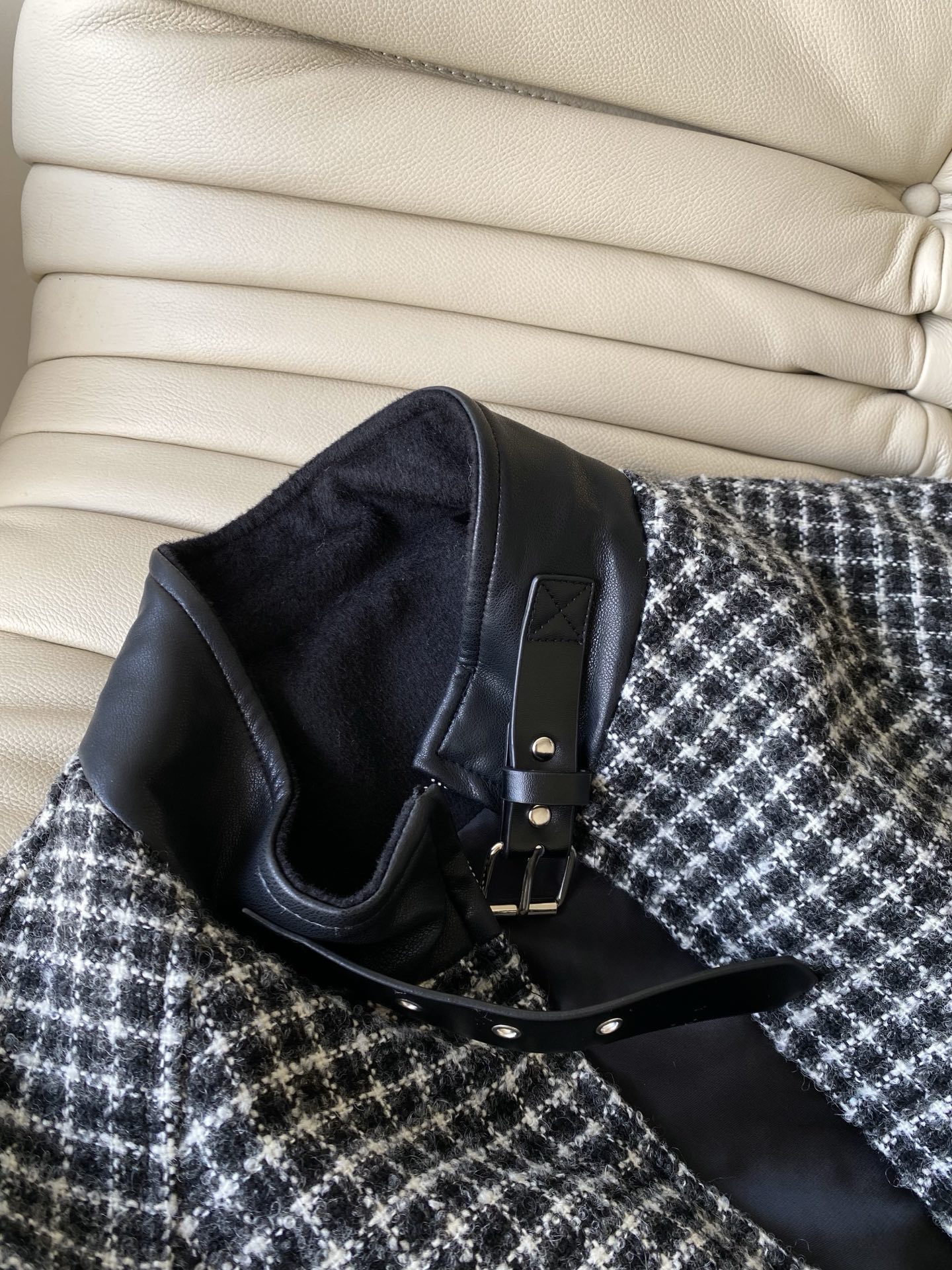 25。F秋冬 机车格子夹克 粗花呢面料自带细碎肌理感 黑白小格纹是秋冬不会出错的复古底色 立领是软乎乎的