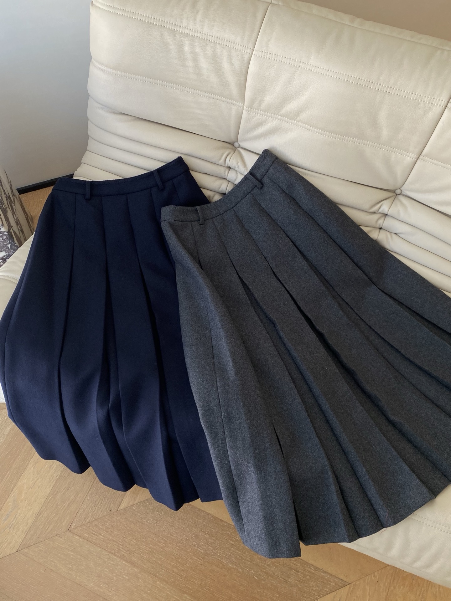 25。F秋冬 百褶羊毛呢长半裙 挺阔面料垂坠有型 立体裁剪勾勒腰线 通勤穿是温柔姐姐 搭卫衣又能变松弛学