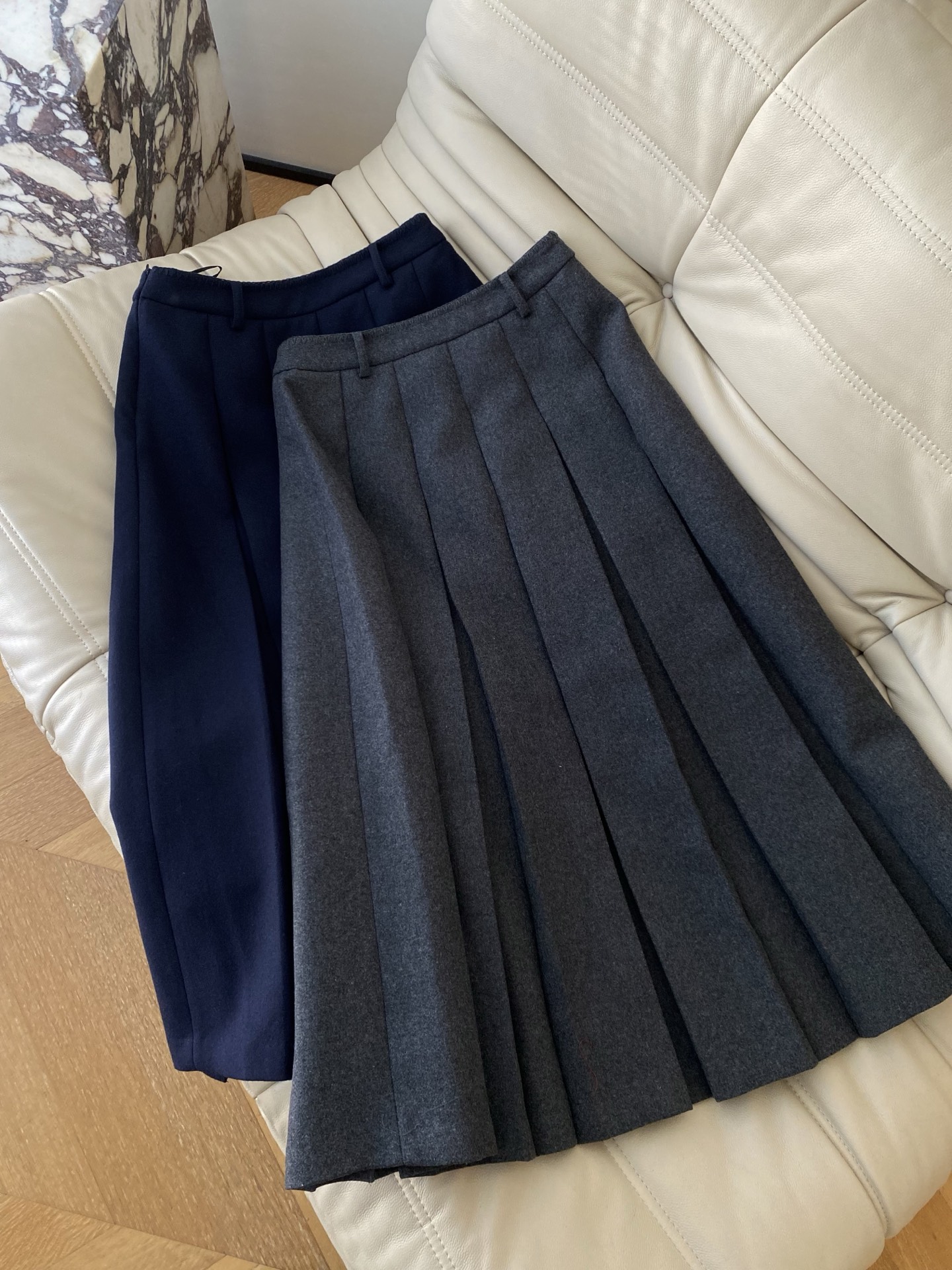 25。F秋冬 百褶羊毛呢长半裙 挺阔面料垂坠有型 立体裁剪勾勒腰线 通勤穿是温柔姐姐 搭卫衣又能变松弛学