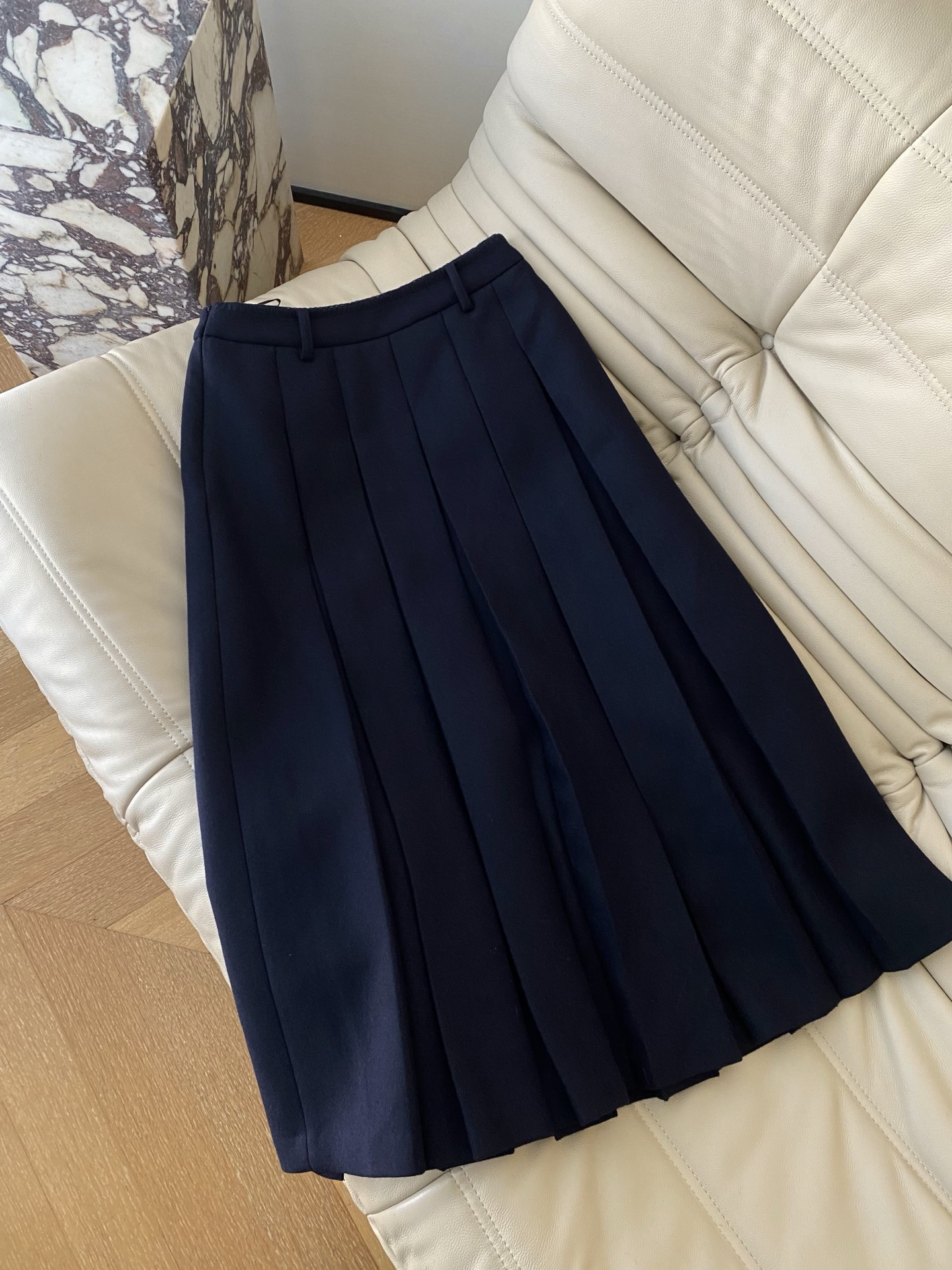 25。F秋冬 百褶羊毛呢长半裙 挺阔面料垂坠有型 立体裁剪勾勒腰线 通勤穿是温柔姐姐 搭卫衣又能变松弛学