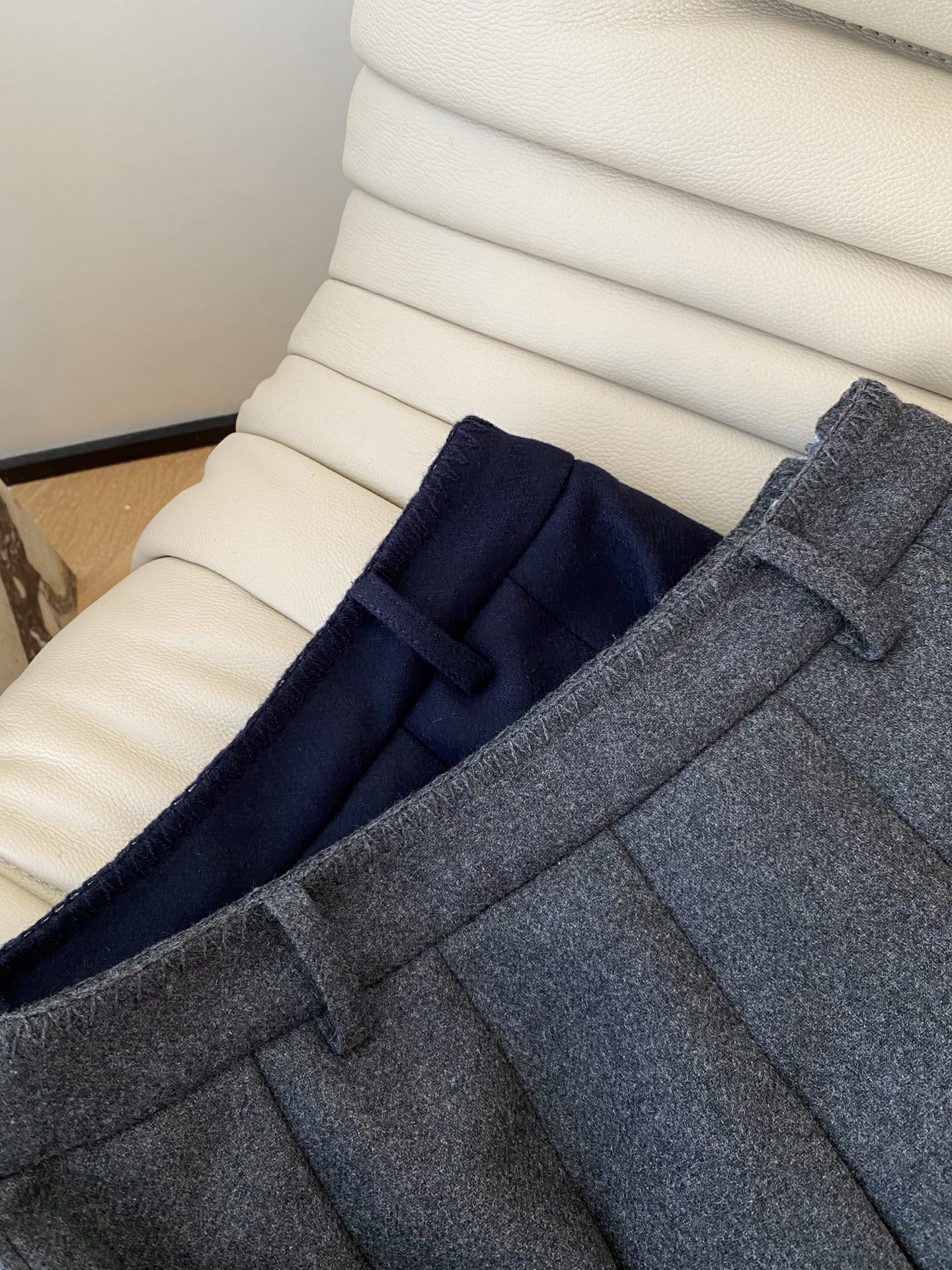 25。F秋冬 百褶羊毛呢长半裙 挺阔面料垂坠有型 立体裁剪勾勒腰线 通勤穿是温柔姐姐 搭卫衣又能变松弛学