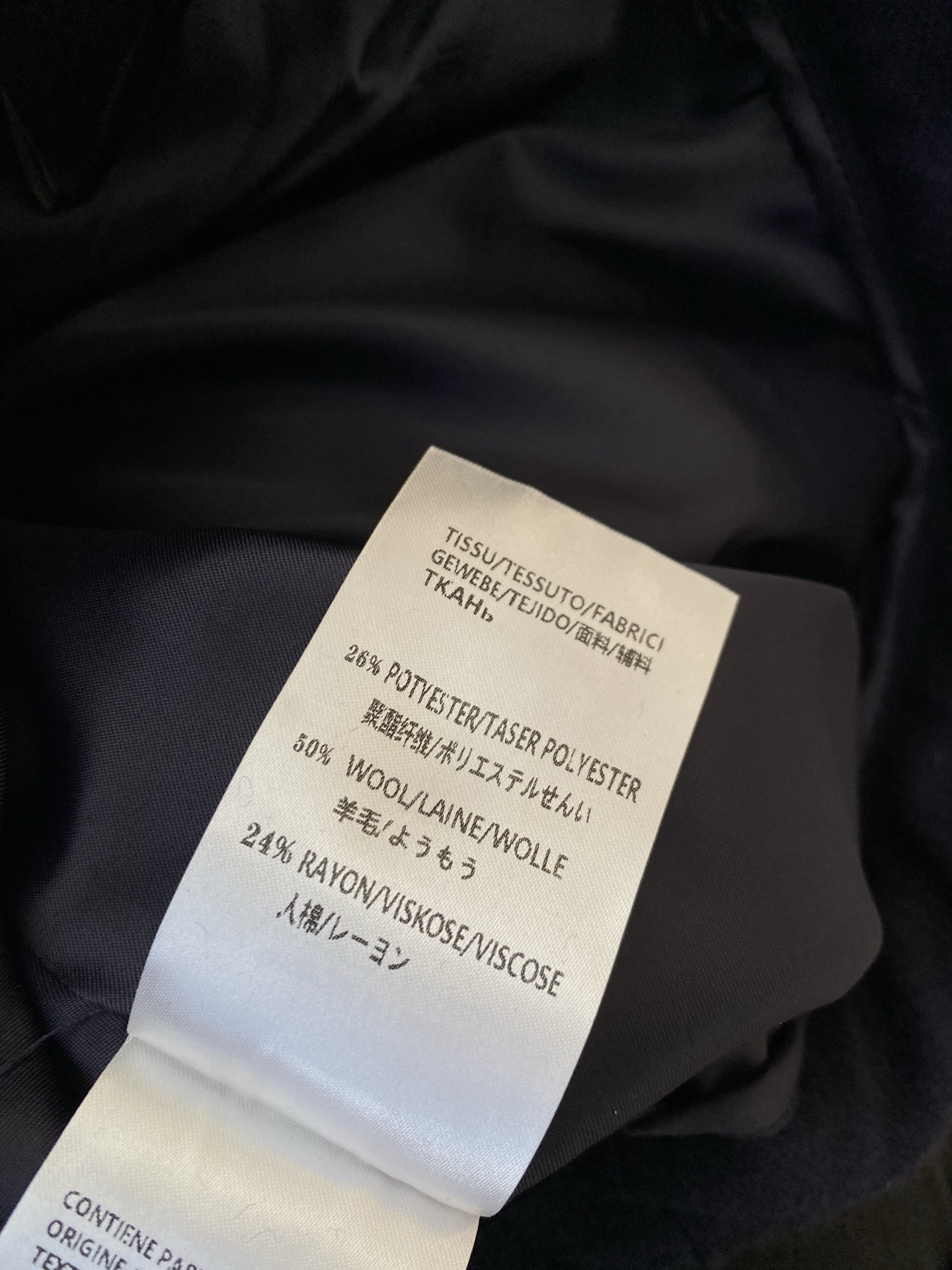 25。F秋冬 百褶羊毛呢长半裙 挺阔面料垂坠有型 立体裁剪勾勒腰线 通勤穿是温柔姐姐 搭卫衣又能变松弛学