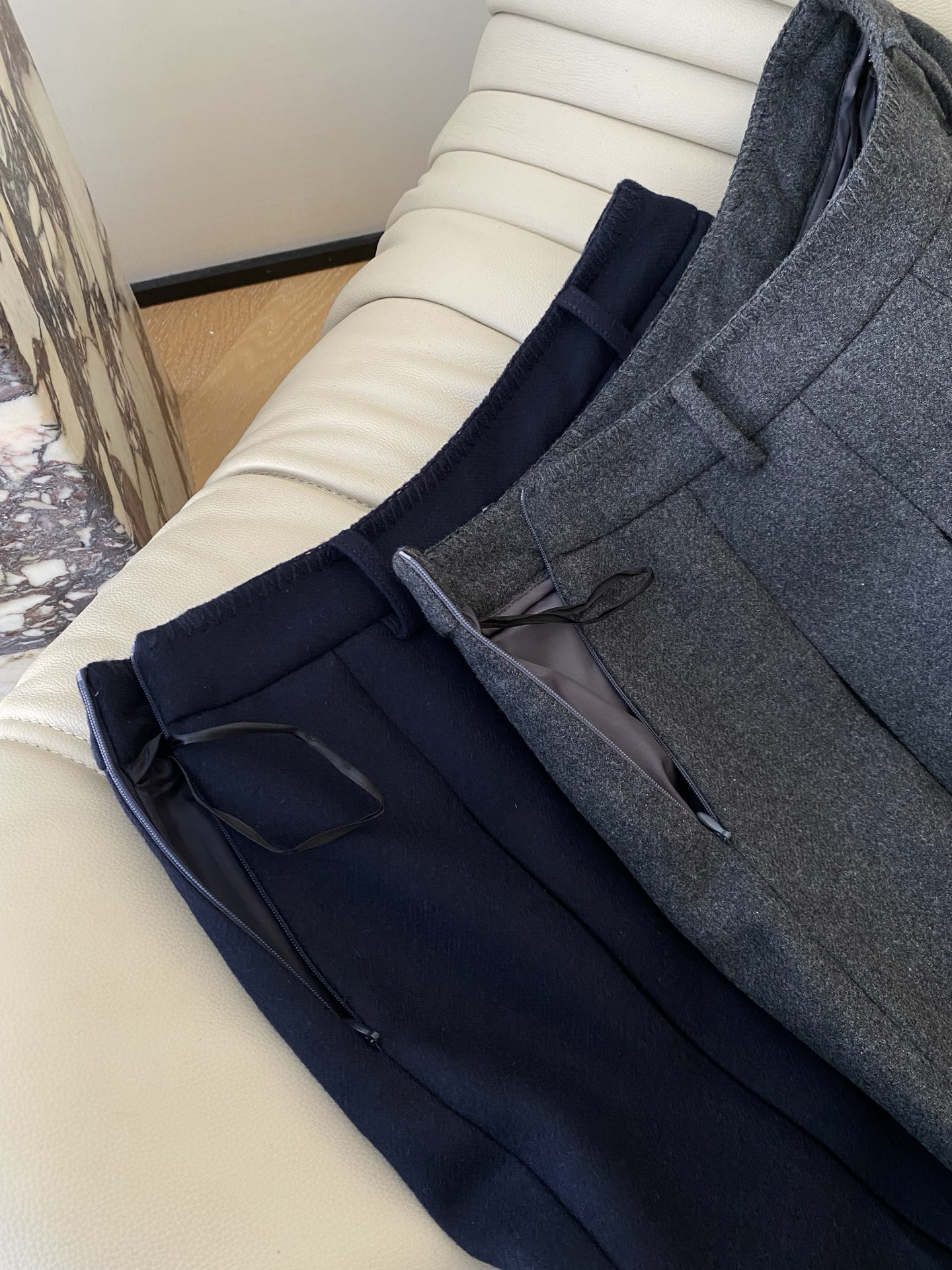 25。F秋冬 百褶羊毛呢长半裙 挺阔面料垂坠有型 立体裁剪勾勒腰线 通勤穿是温柔姐姐 搭卫衣又能变松弛学