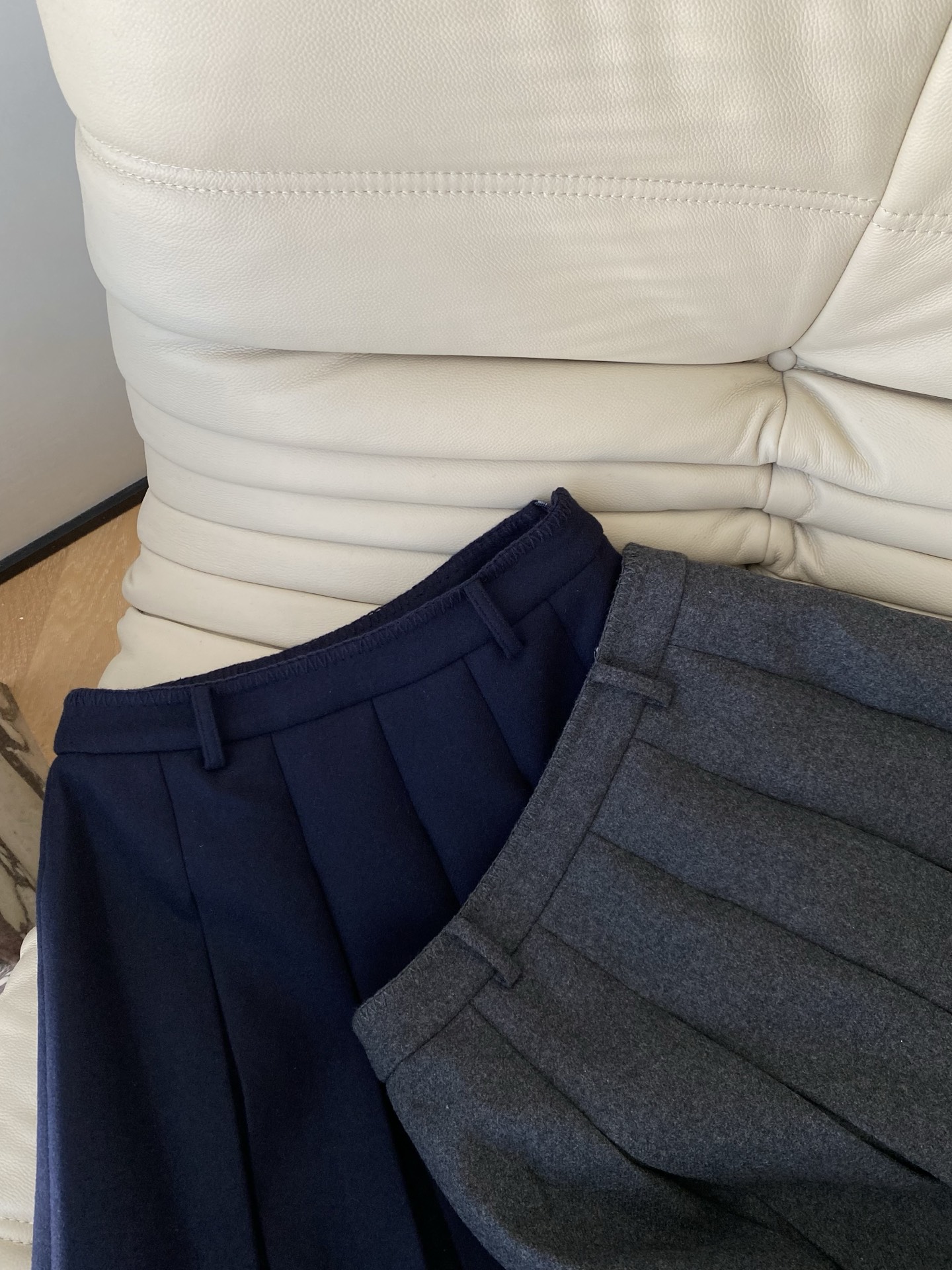 25。F秋冬 百褶羊毛呢长半裙 挺阔面料垂坠有型 立体裁剪勾勒腰线 通勤穿是温柔姐姐 搭卫衣又能变松弛学