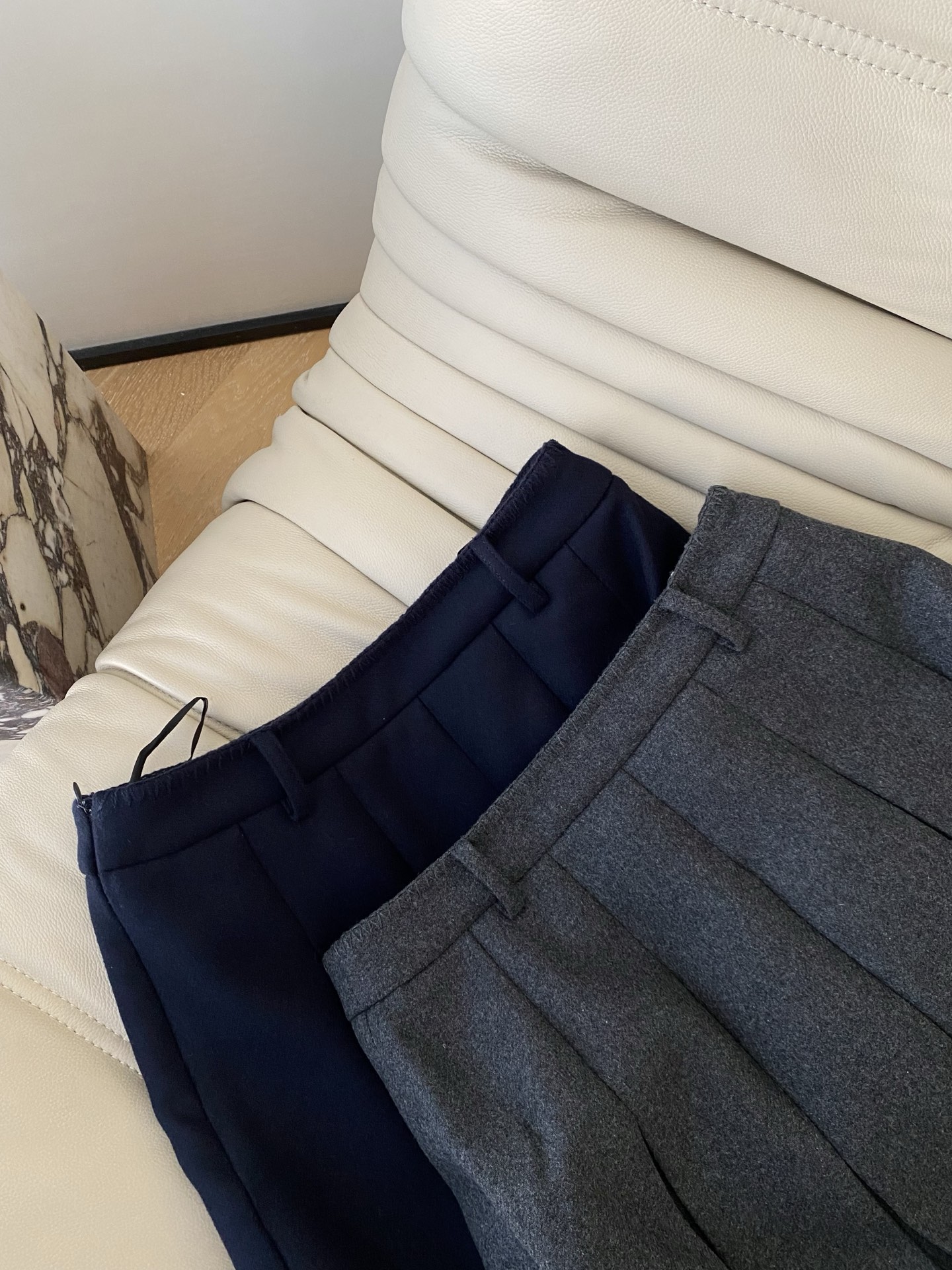 25。F秋冬 百褶羊毛呢长半裙 挺阔面料垂坠有型 立体裁剪勾勒腰线 通勤穿是温柔姐姐 搭卫衣又能变松弛学