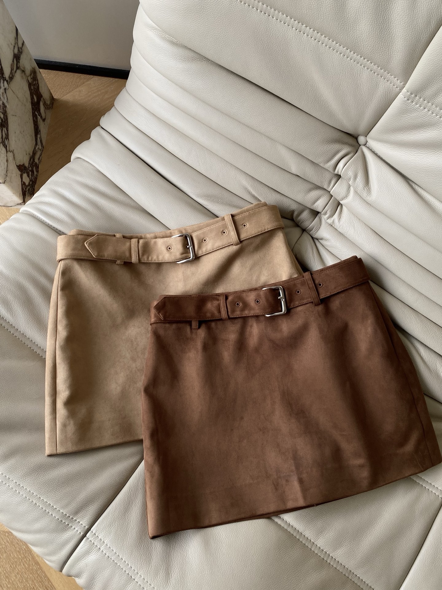 25。F秋冬 麂皮腰带半裙 自带温柔氛围感腰带设计还能悄悄藏住小肚腩 短款版型刚好露出腿最细的部分搭毛衣