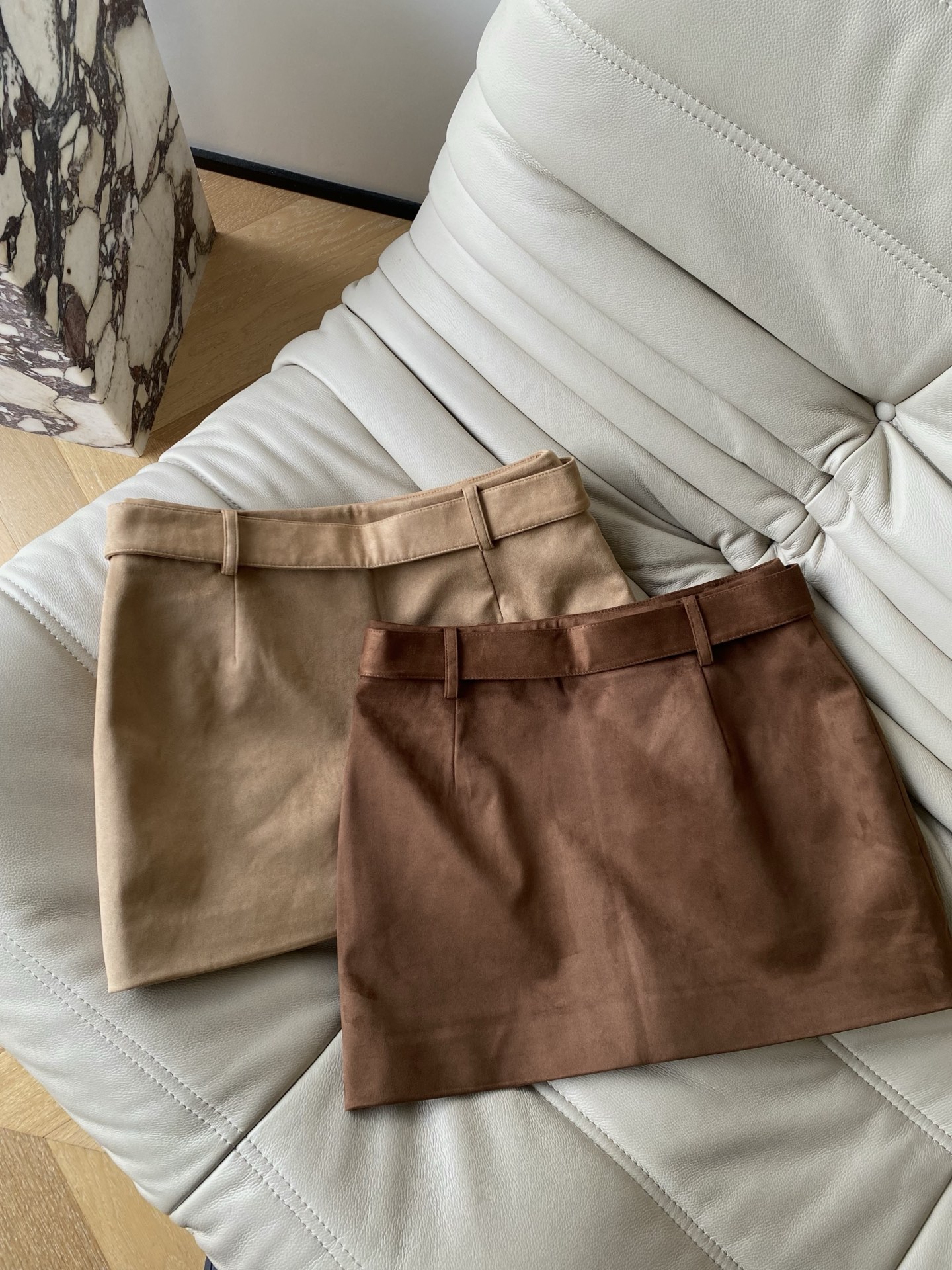 25。F秋冬 麂皮腰带半裙 自带温柔氛围感腰带设计还能悄悄藏住小肚腩 短款版型刚好露出腿最细的部分搭毛衣