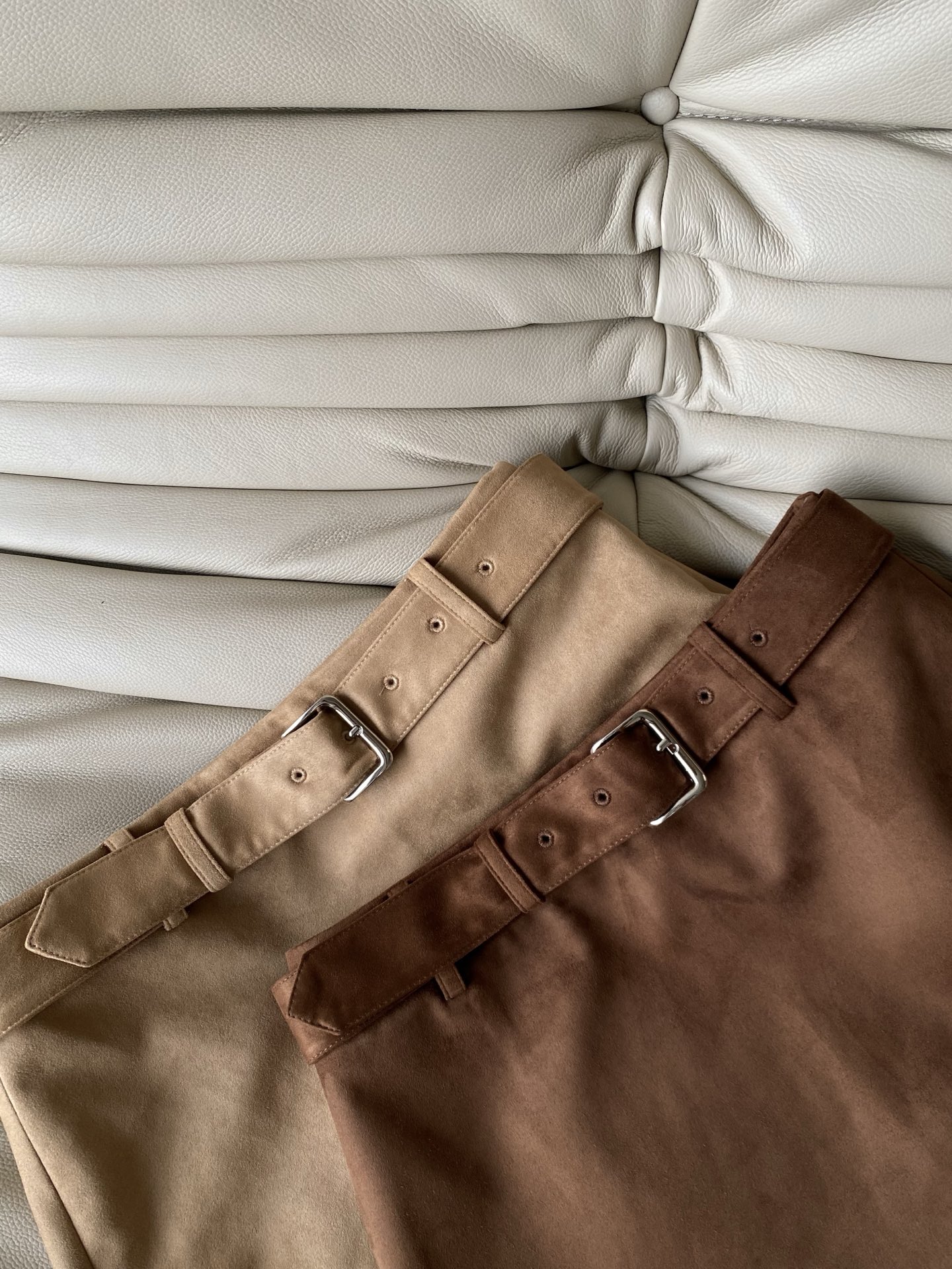 25。F秋冬 麂皮腰带半裙 自带温柔氛围感腰带设计还能悄悄藏住小肚腩 短款版型刚好露出腿最细的部分搭毛衣