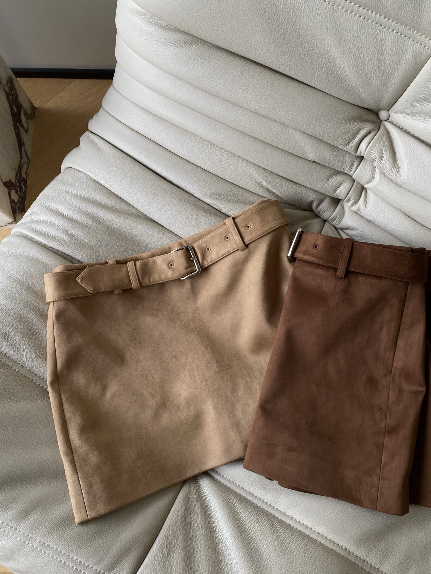 25。F秋冬 麂皮腰带半裙 自带温柔氛围感腰带设计还能悄悄藏住小肚腩 短款版型刚好露出腿最细的部分搭毛衣