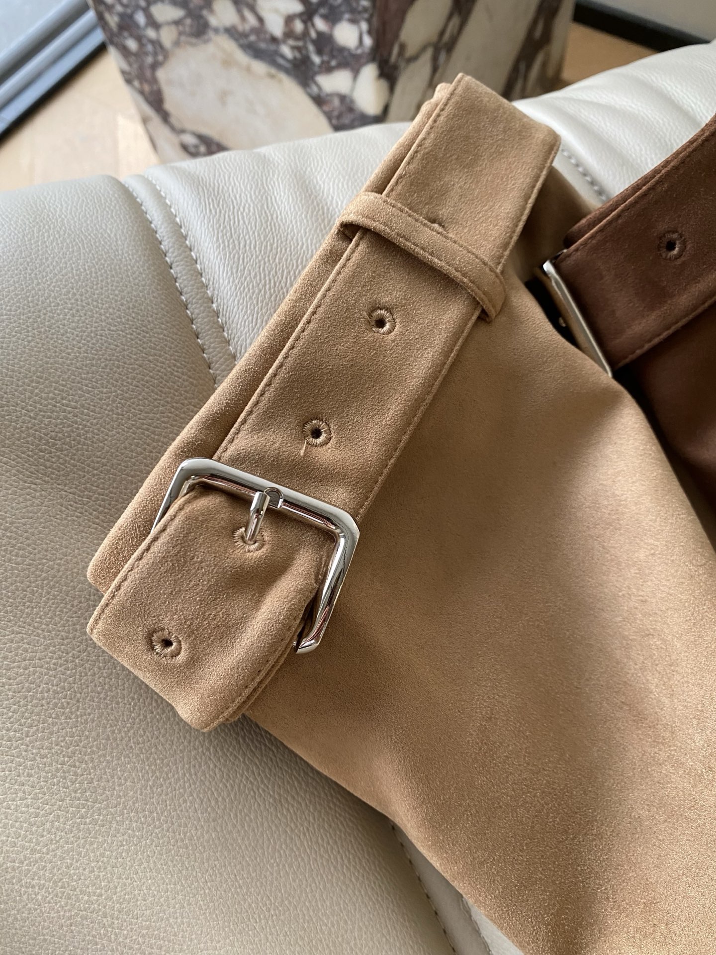 25。F秋冬 麂皮腰带半裙 自带温柔氛围感腰带设计还能悄悄藏住小肚腩 短款版型刚好露出腿最细的部分搭毛衣