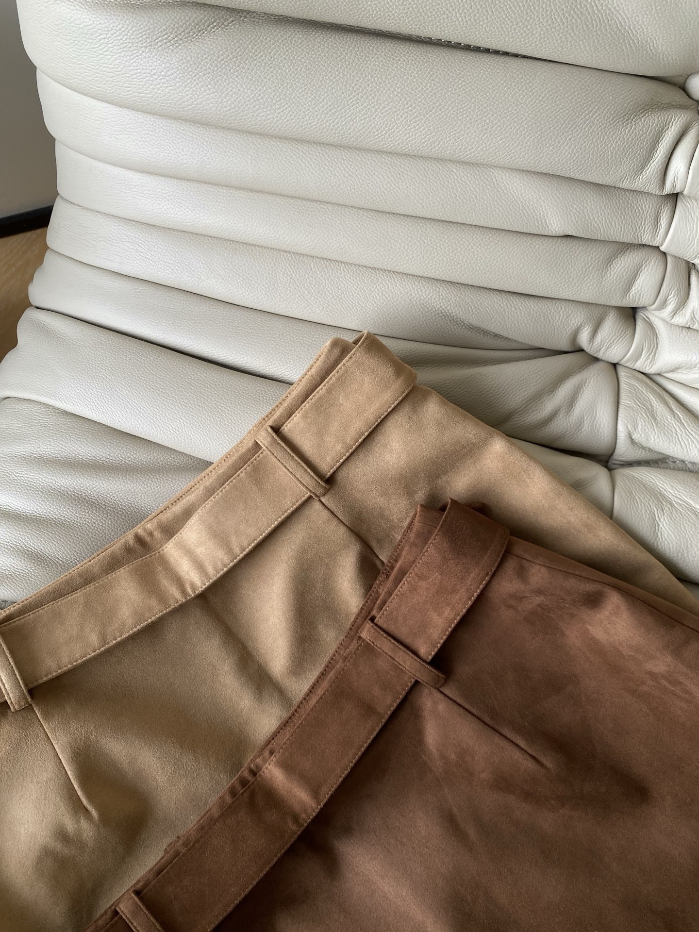 25。F秋冬 麂皮腰带半裙 自带温柔氛围感腰带设计还能悄悄藏住小肚腩 短款版型刚好露出腿最细的部分搭毛衣