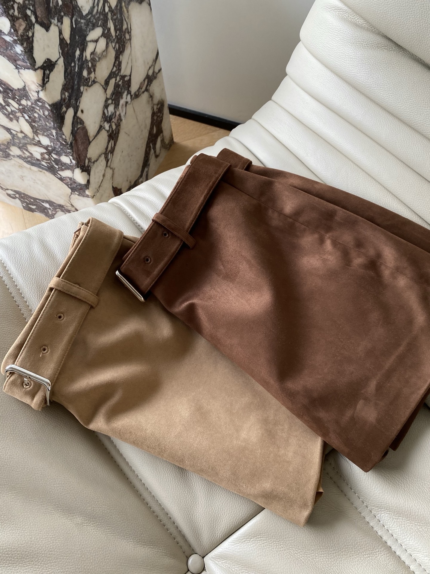 25。F秋冬 麂皮腰带半裙 自带温柔氛围感腰带设计还能悄悄藏住小肚腩 短款版型刚好露出腿最细的部分搭毛衣