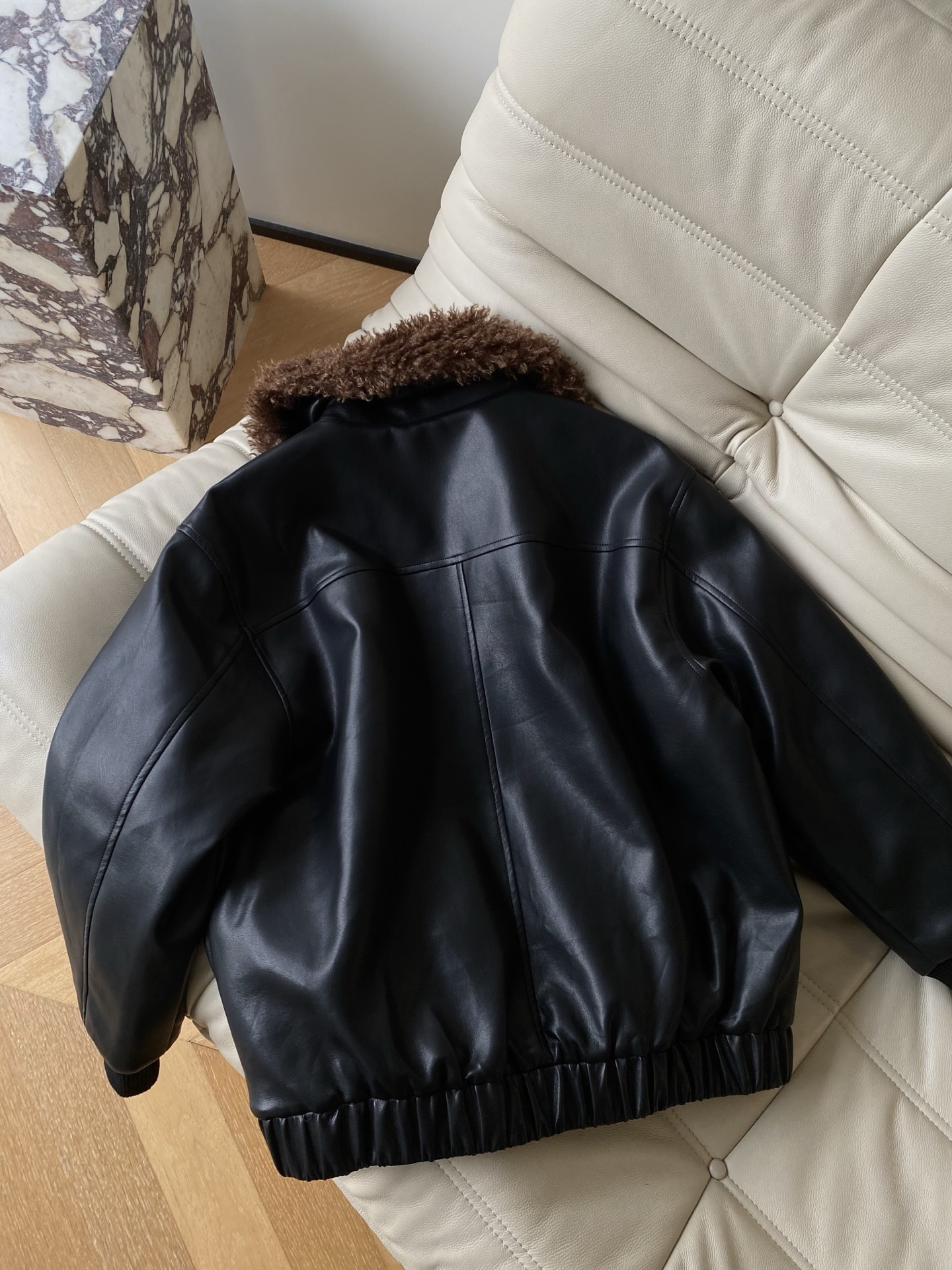 25。F秋冬 毛领蛋白皮外套 领口的毛绒是偏深棕的暖调卷毛 防风还藏住了臃肿感 下摆和袖口的褶皱收边是松