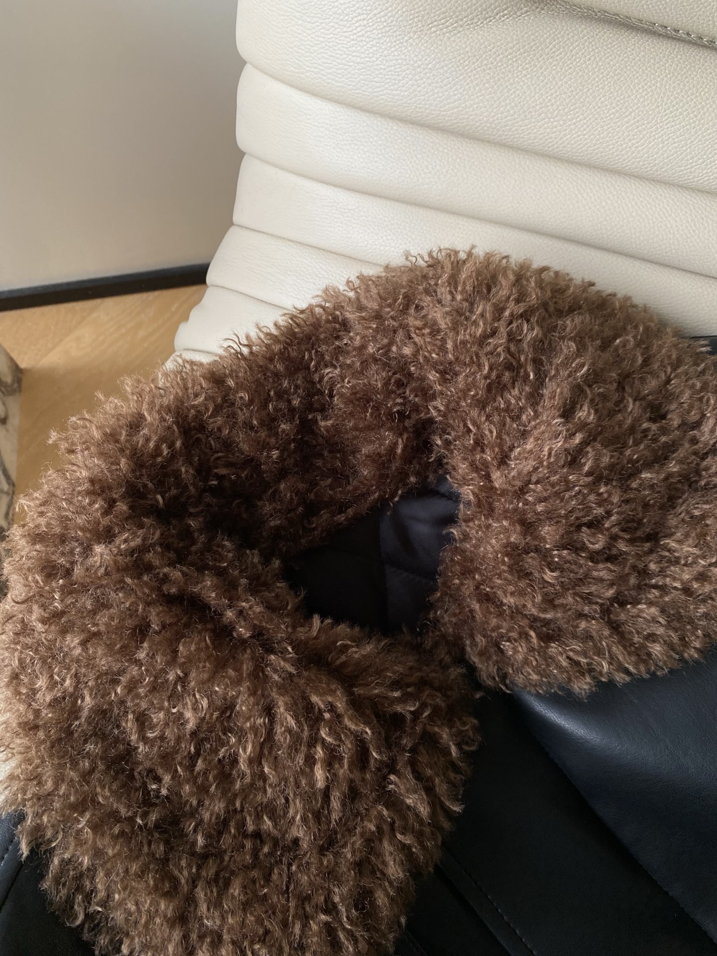 25。F秋冬 毛领蛋白皮外套 领口的毛绒是偏深棕的暖调卷毛 防风还藏住了臃肿感 下摆和袖口的褶皱收边是松