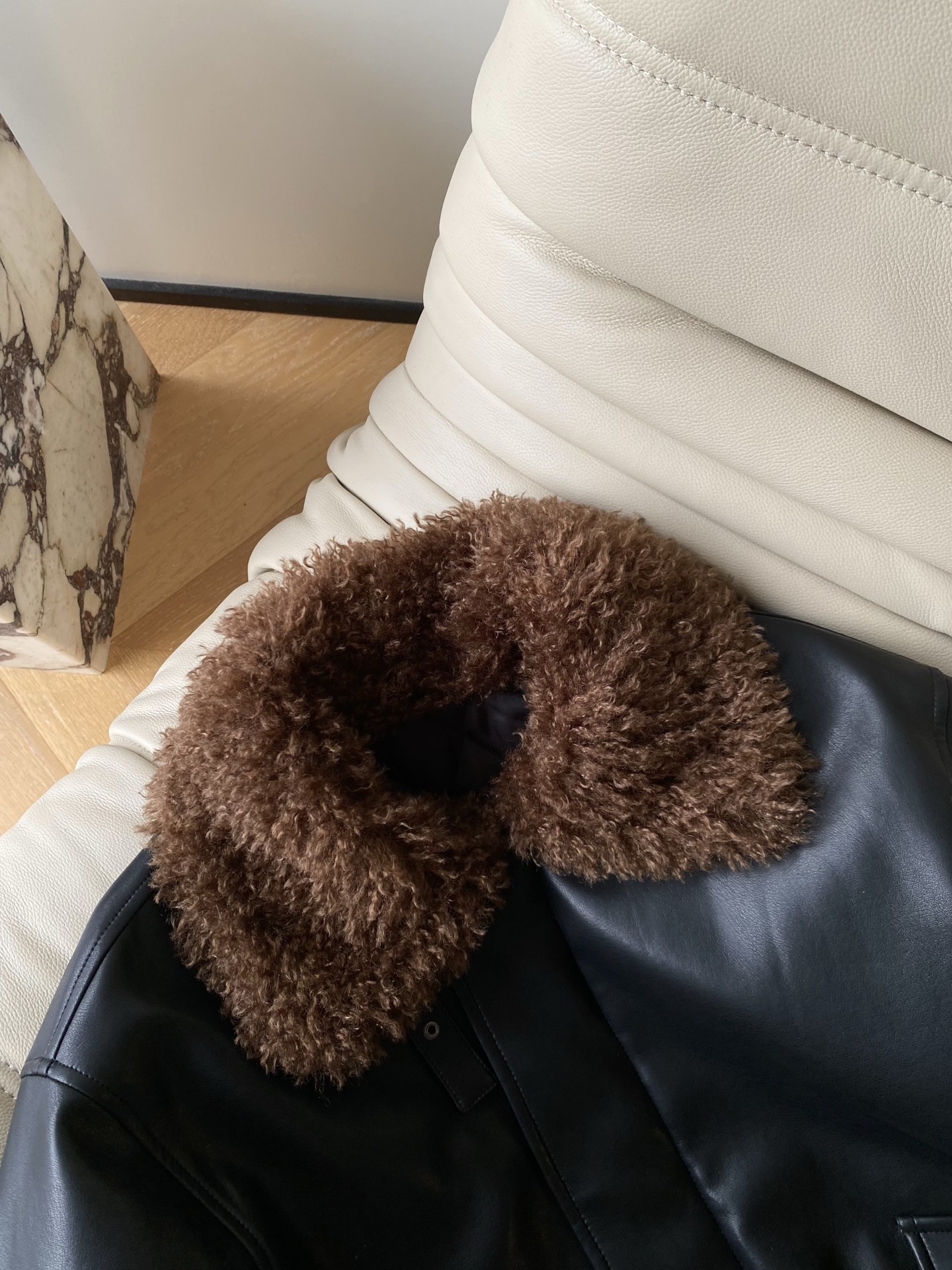 25。F秋冬 毛领蛋白皮外套 领口的毛绒是偏深棕的暖调卷毛 防风还藏住了臃肿感 下摆和袖口的褶皱收边是松