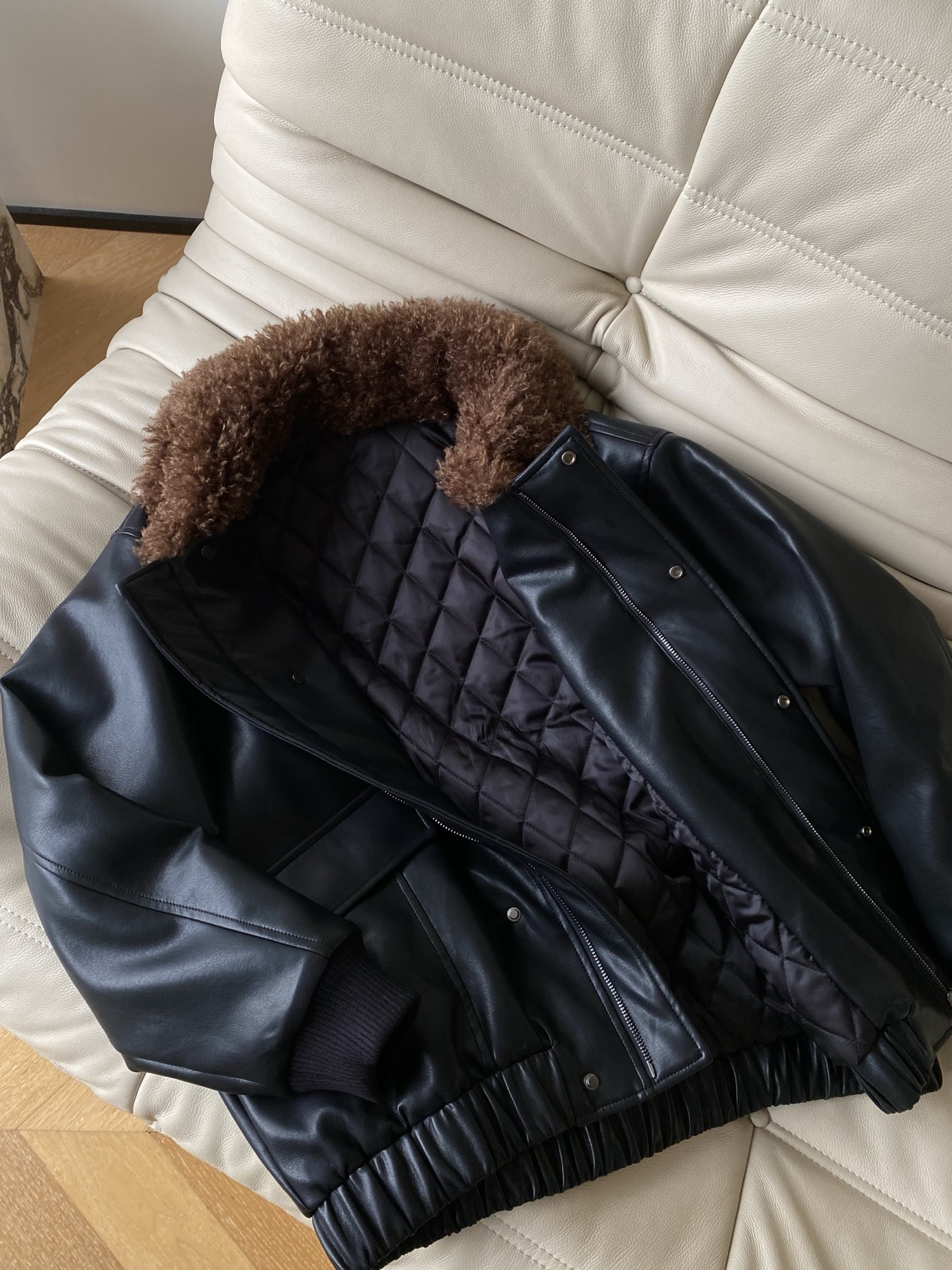 25。F秋冬 毛领蛋白皮外套 领口的毛绒是偏深棕的暖调卷毛 防风还藏住了臃肿感 下摆和袖口的褶皱收边是松