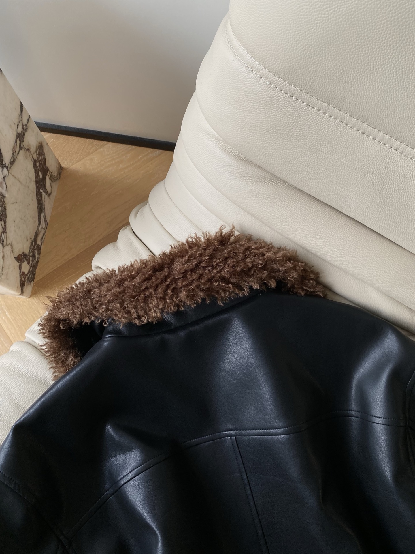 25。F秋冬 毛领蛋白皮外套 领口的毛绒是偏深棕的暖调卷毛 防风还藏住了臃肿感 下摆和袖口的褶皱收边是松