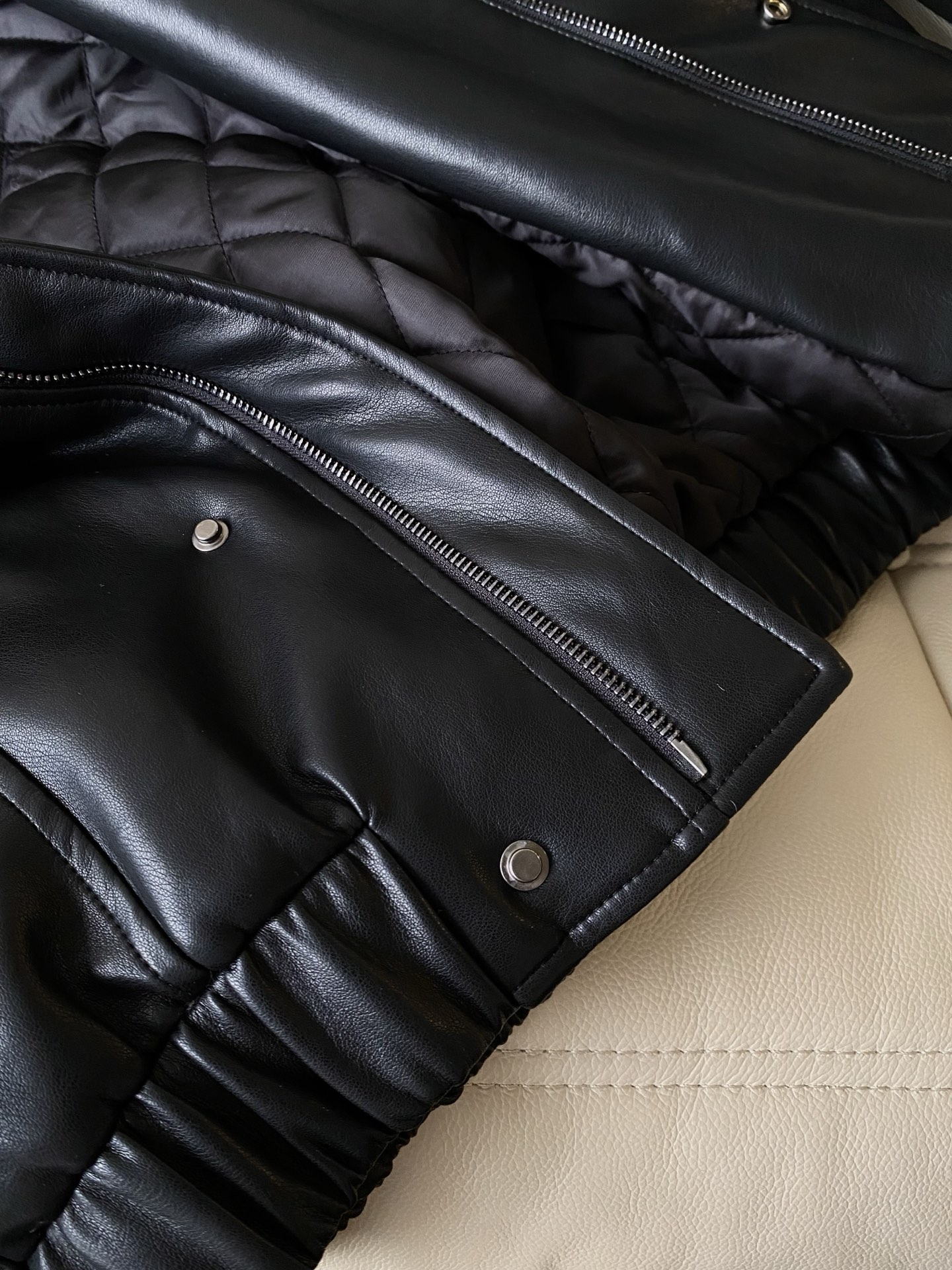 25。F秋冬 毛领蛋白皮外套 领口的毛绒是偏深棕的暖调卷毛 防风还藏住了臃肿感 下摆和袖口的褶皱收边是松