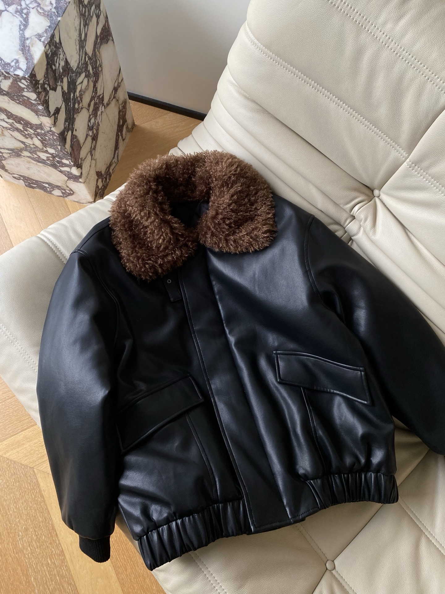 25。F秋冬 毛领蛋白皮外套 领口的毛绒是偏深棕的暖调卷毛 防风还藏住了臃肿感 下摆和袖口的褶皱收边是松