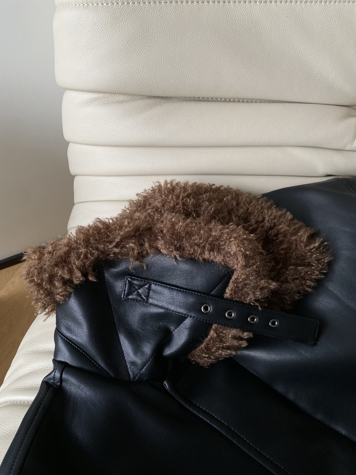 25。F秋冬 毛领蛋白皮外套 领口的毛绒是偏深棕的暖调卷毛 防风还藏住了臃肿感 下摆和袖口的褶皱收边是松