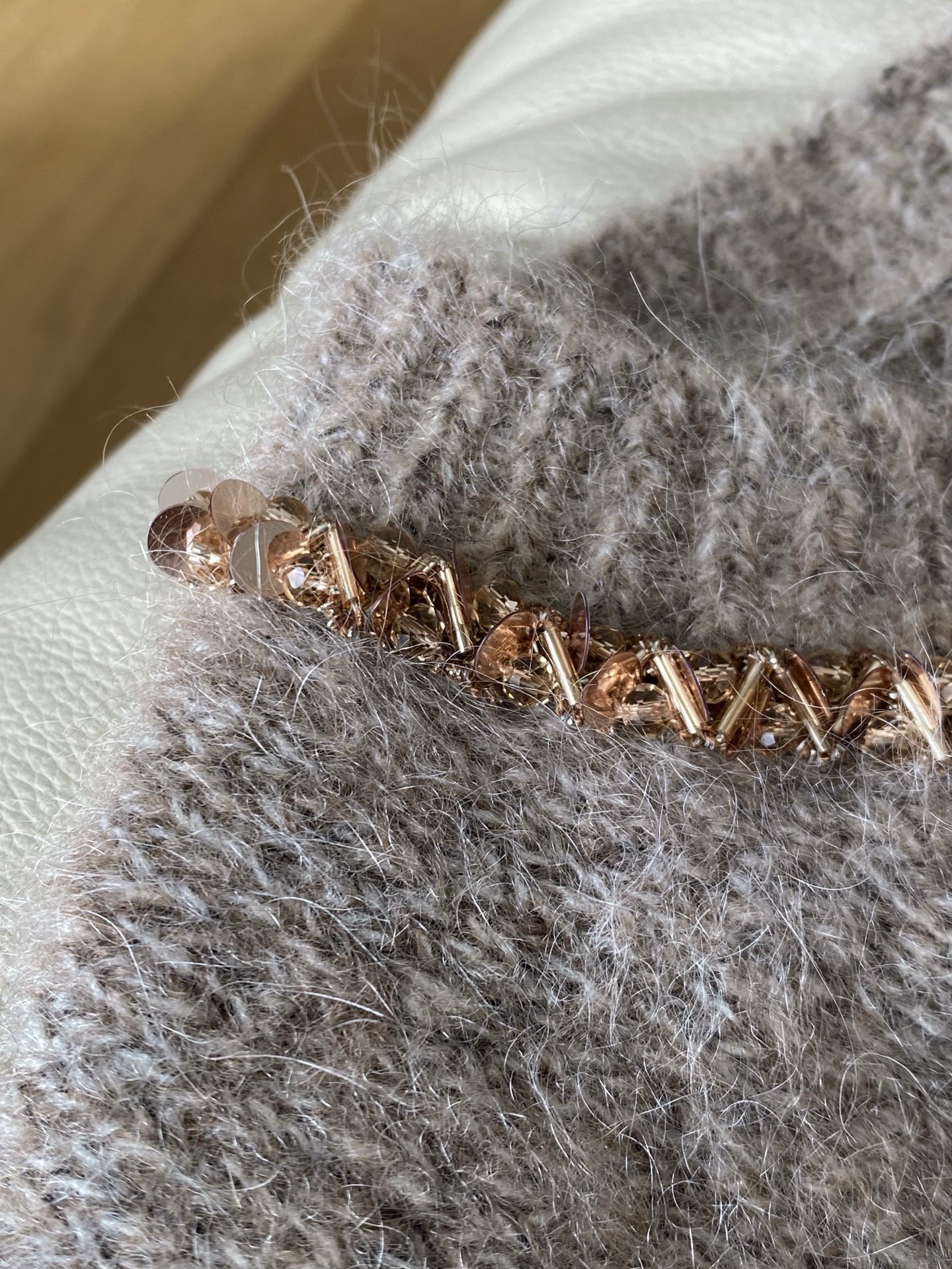 25。F秋冬 小香风钉珠毛衣 领口与袖口的手工钉珠是点睛之笔 细碎的光泽随着动作轻轻摇曳，把“低调的奢华