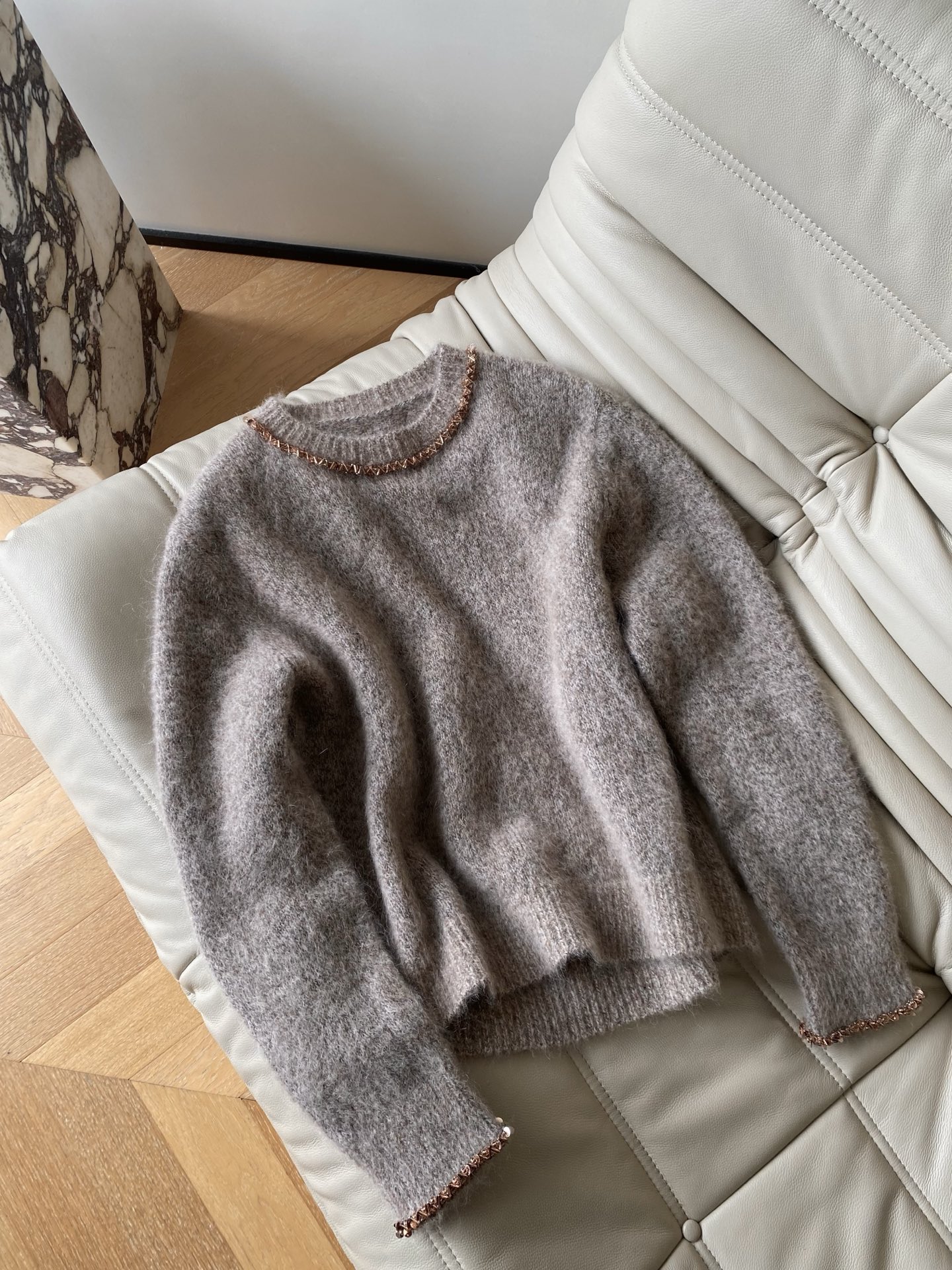 25。F秋冬 小香风钉珠毛衣 领口与袖口的手工钉珠是点睛之笔 细碎的光泽随着动作轻轻摇曳，把“低调的奢华