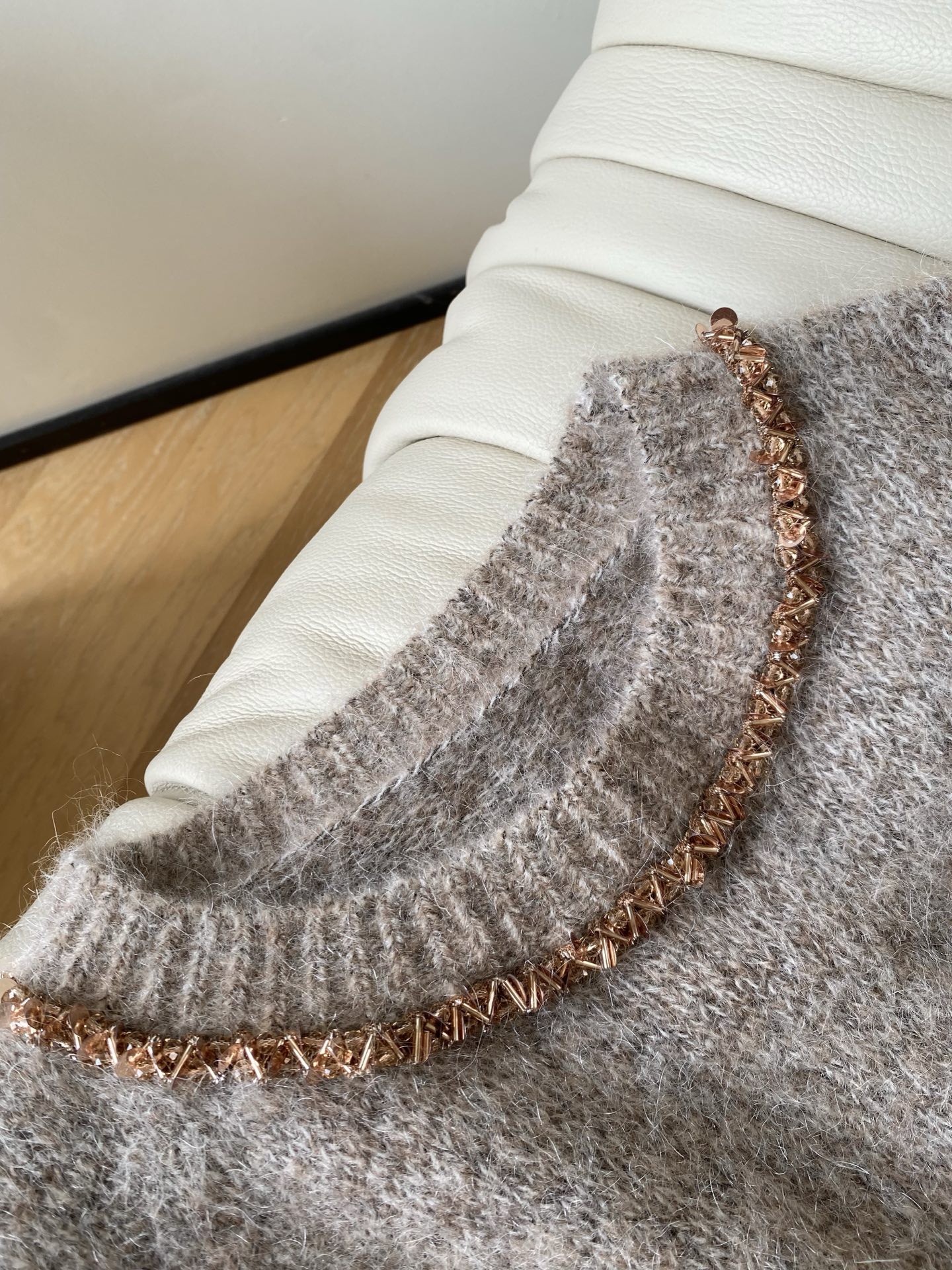 25。F秋冬 小香风钉珠毛衣 领口与袖口的手工钉珠是点睛之笔 细碎的光泽随着动作轻轻摇曳，把“低调的奢华