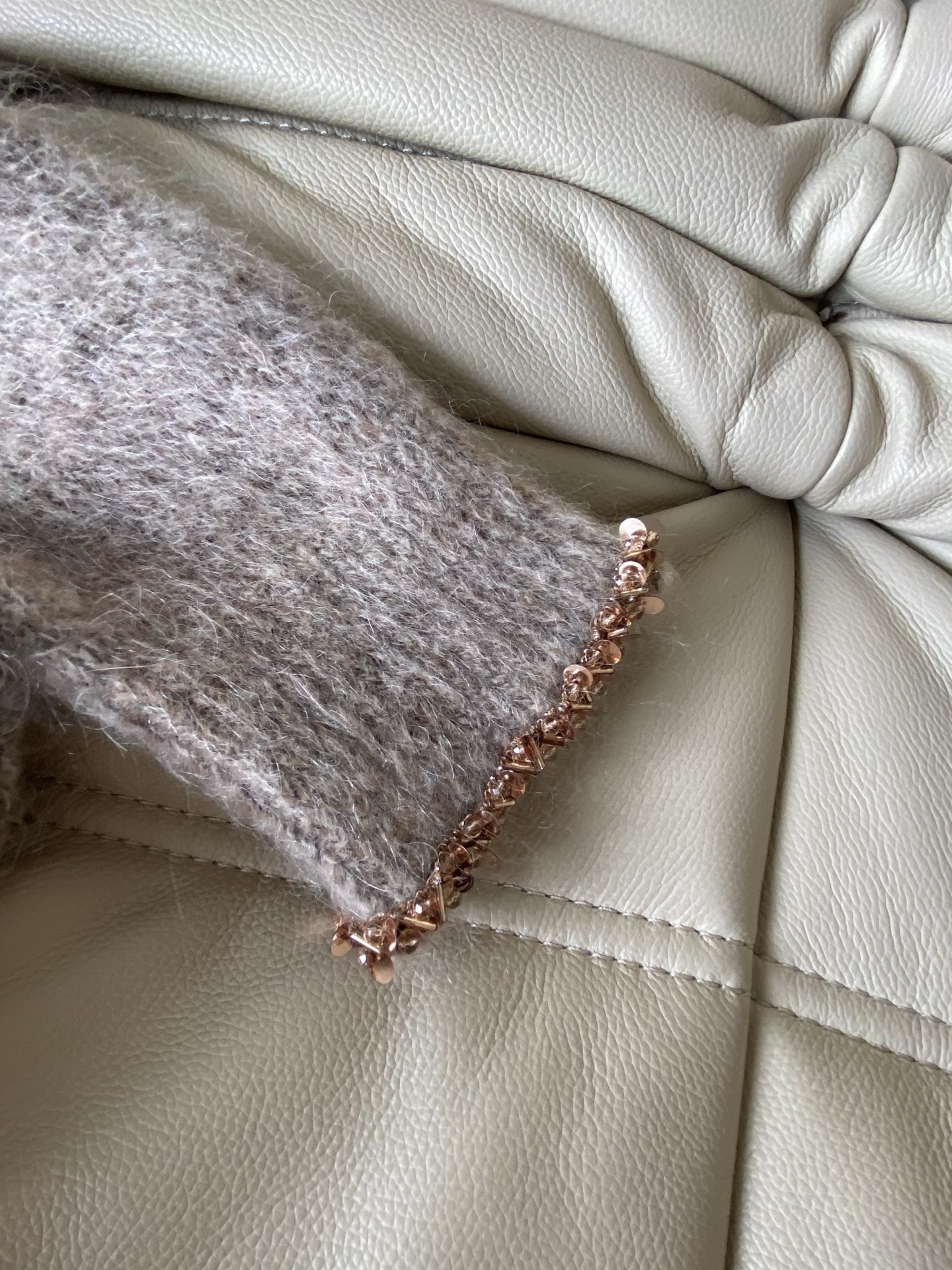 25。F秋冬 小香风钉珠毛衣 领口与袖口的手工钉珠是点睛之笔 细碎的光泽随着动作轻轻摇曳，把“低调的奢华