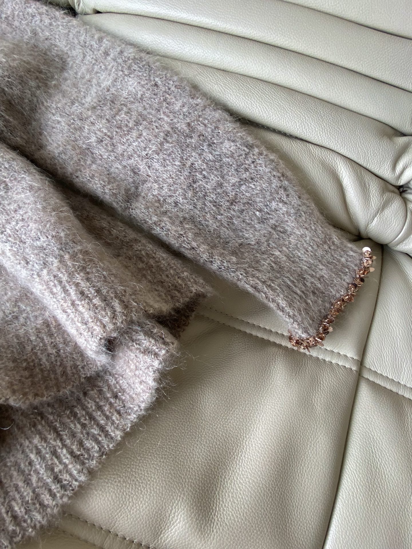 25。F秋冬 小香风钉珠毛衣 领口与袖口的手工钉珠是点睛之笔 细碎的光泽随着动作轻轻摇曳，把“低调的奢华