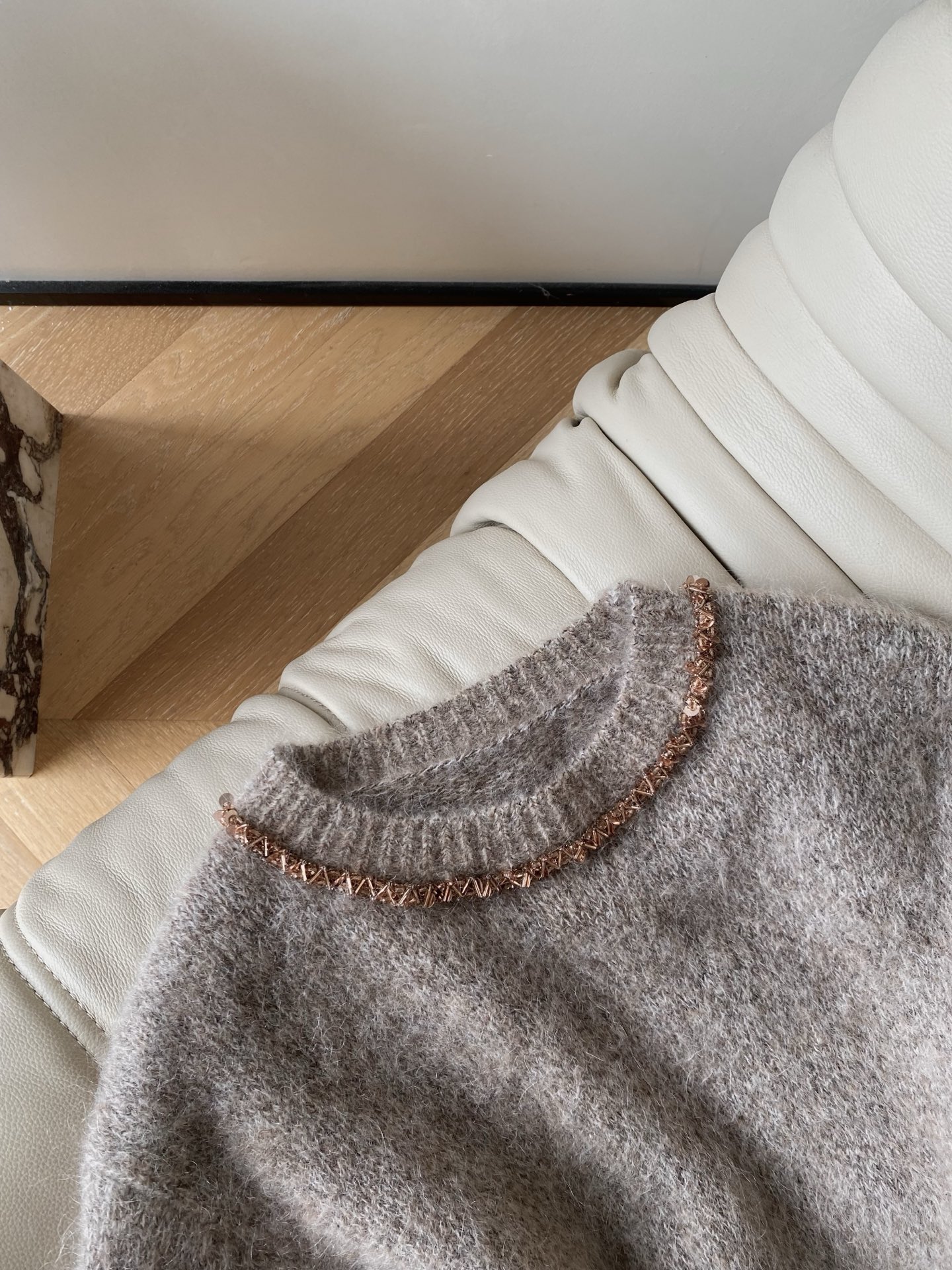 25。F秋冬 小香风钉珠毛衣 领口与袖口的手工钉珠是点睛之笔 细碎的光泽随着动作轻轻摇曳，把“低调的奢华