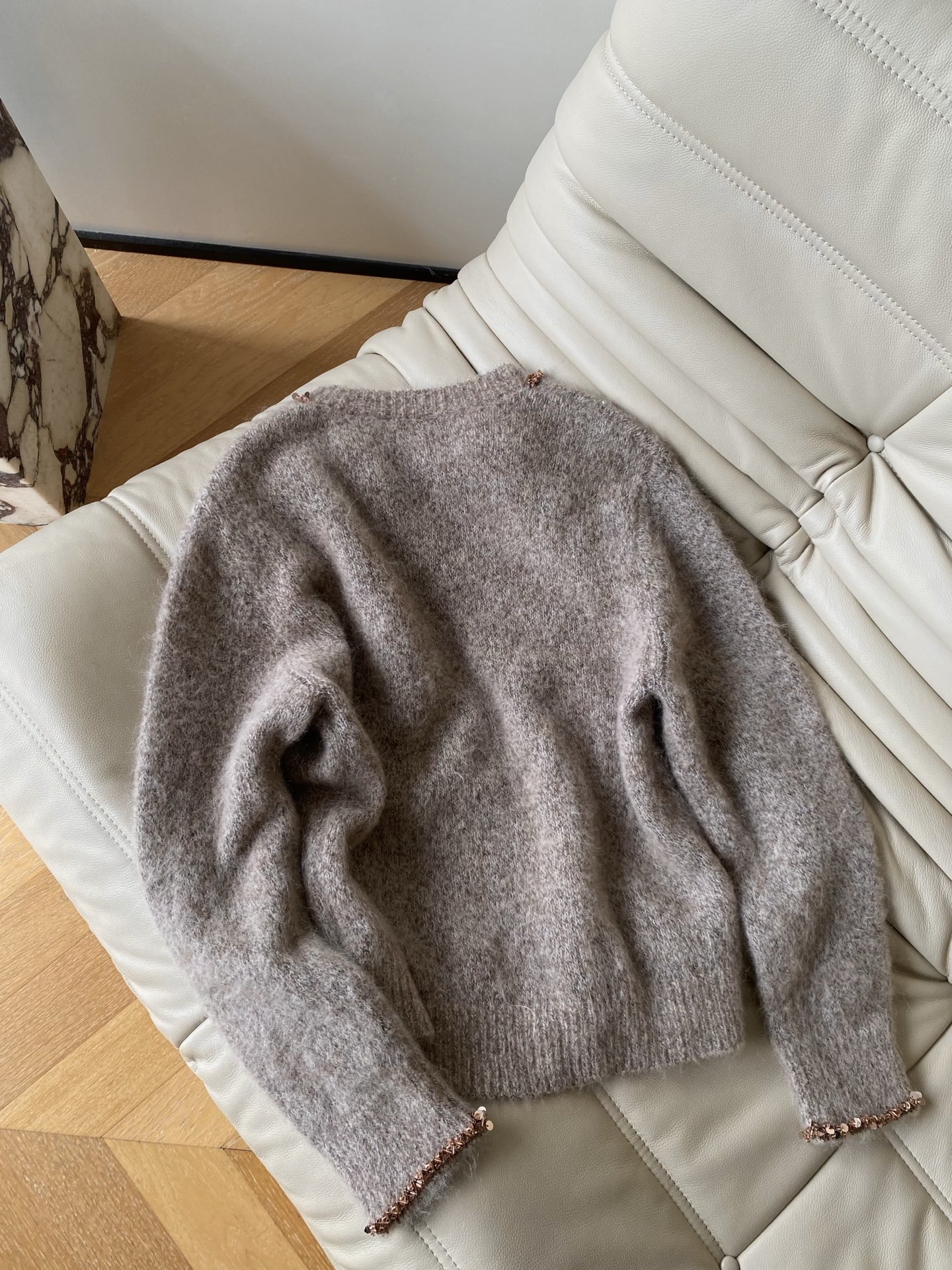 25。F秋冬 小香风钉珠毛衣 领口与袖口的手工钉珠是点睛之笔 细碎的光泽随着动作轻轻摇曳，把“低调的奢华