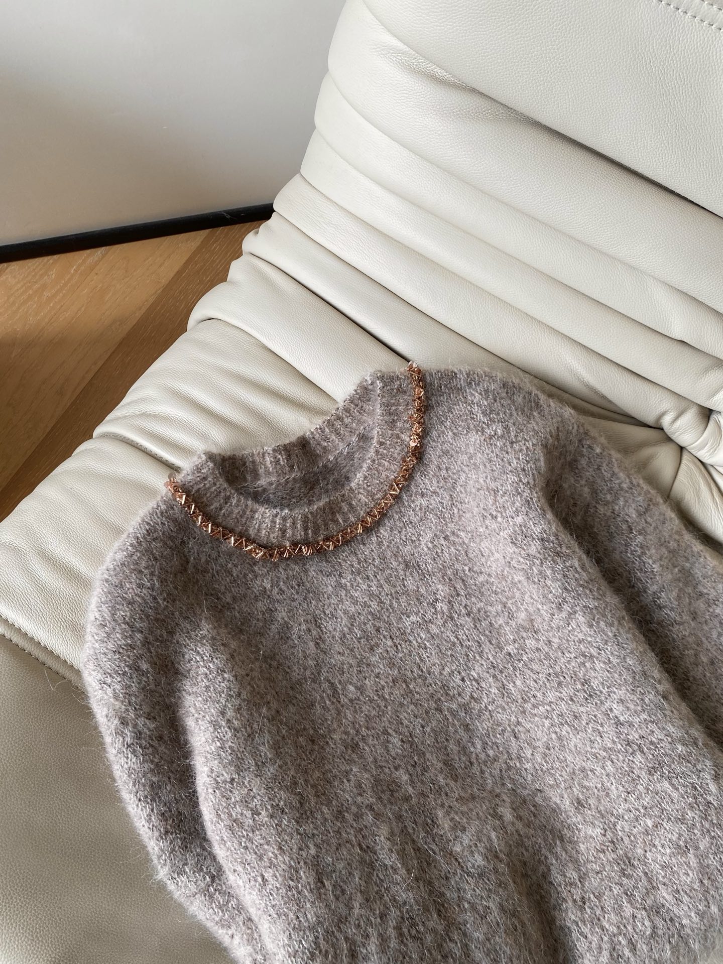 25。F秋冬 小香风钉珠毛衣 领口与袖口的手工钉珠是点睛之笔 细碎的光泽随着动作轻轻摇曳，把“低调的奢华