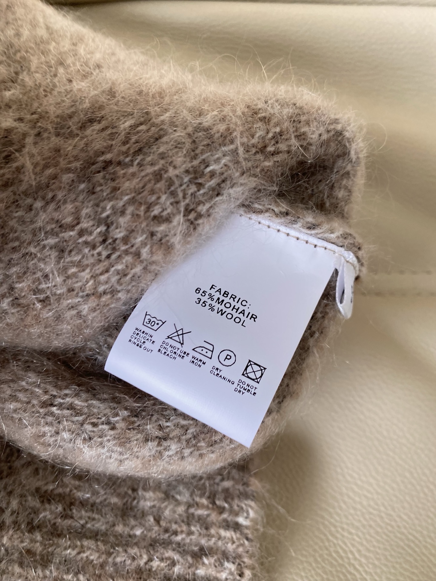 25。F秋冬 小香风钉珠毛衣 领口与袖口的手工钉珠是点睛之笔 细碎的光泽随着动作轻轻摇曳，把“低调的奢华