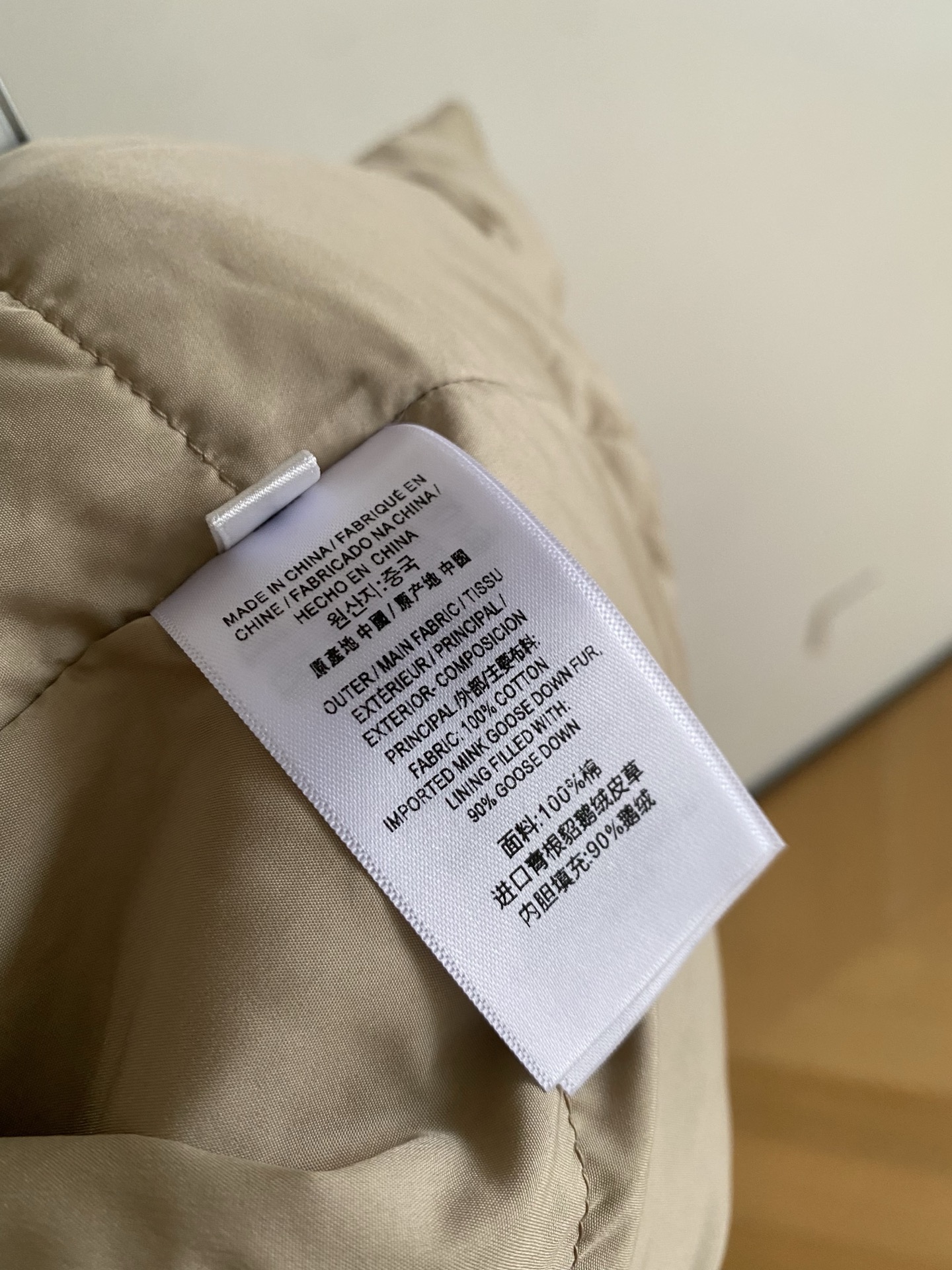 25。F秋冬 青根貂毛领鹅绒羽绒服 防风面料裹着90%白鹅绒轻得像裹了层云，但冷风吹不透 领口袖口的青根