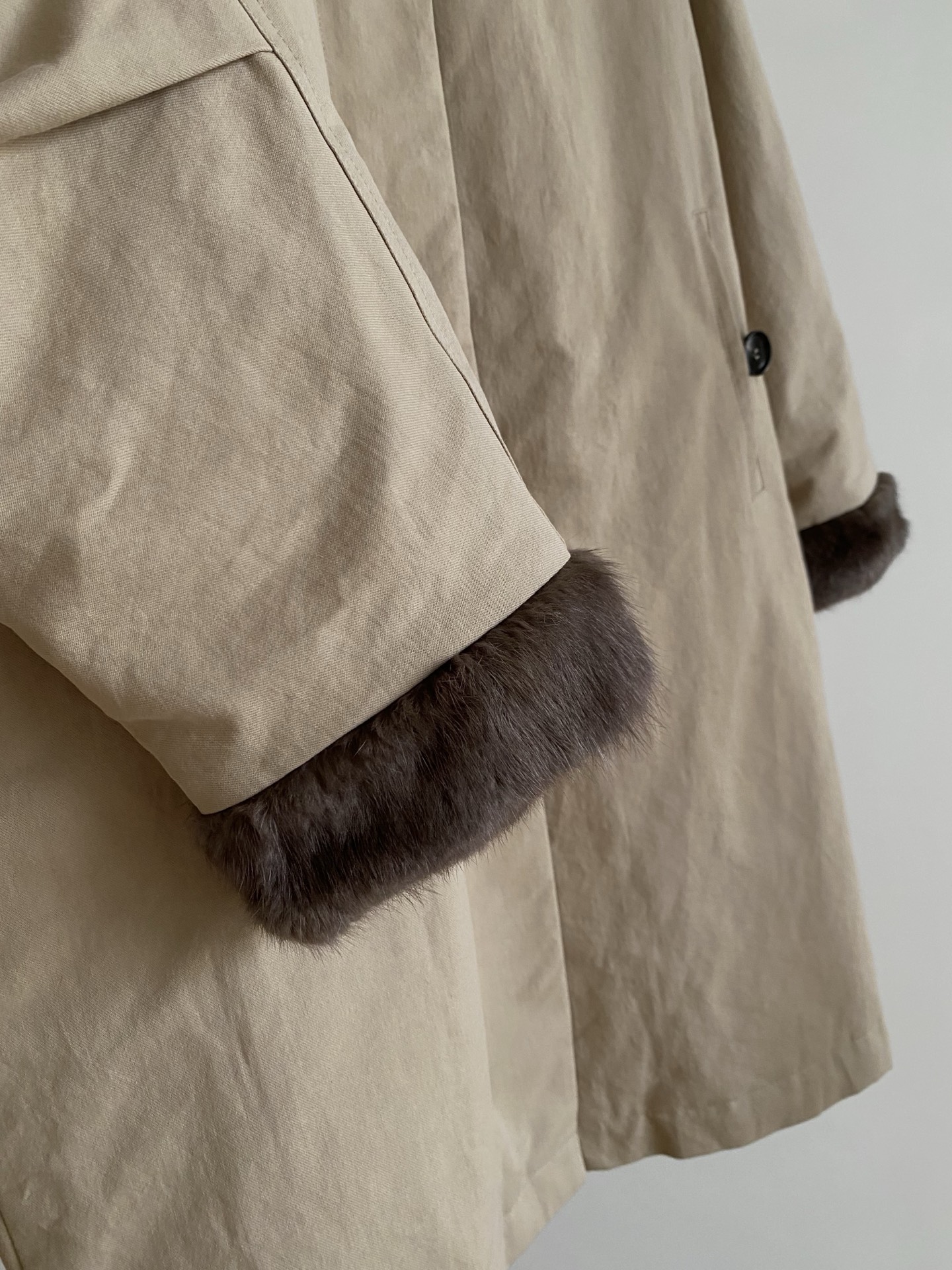 25。F秋冬 青根貂毛领鹅绒羽绒服 防风面料裹着90%白鹅绒轻得像裹了层云，但冷风吹不透 领口袖口的青根