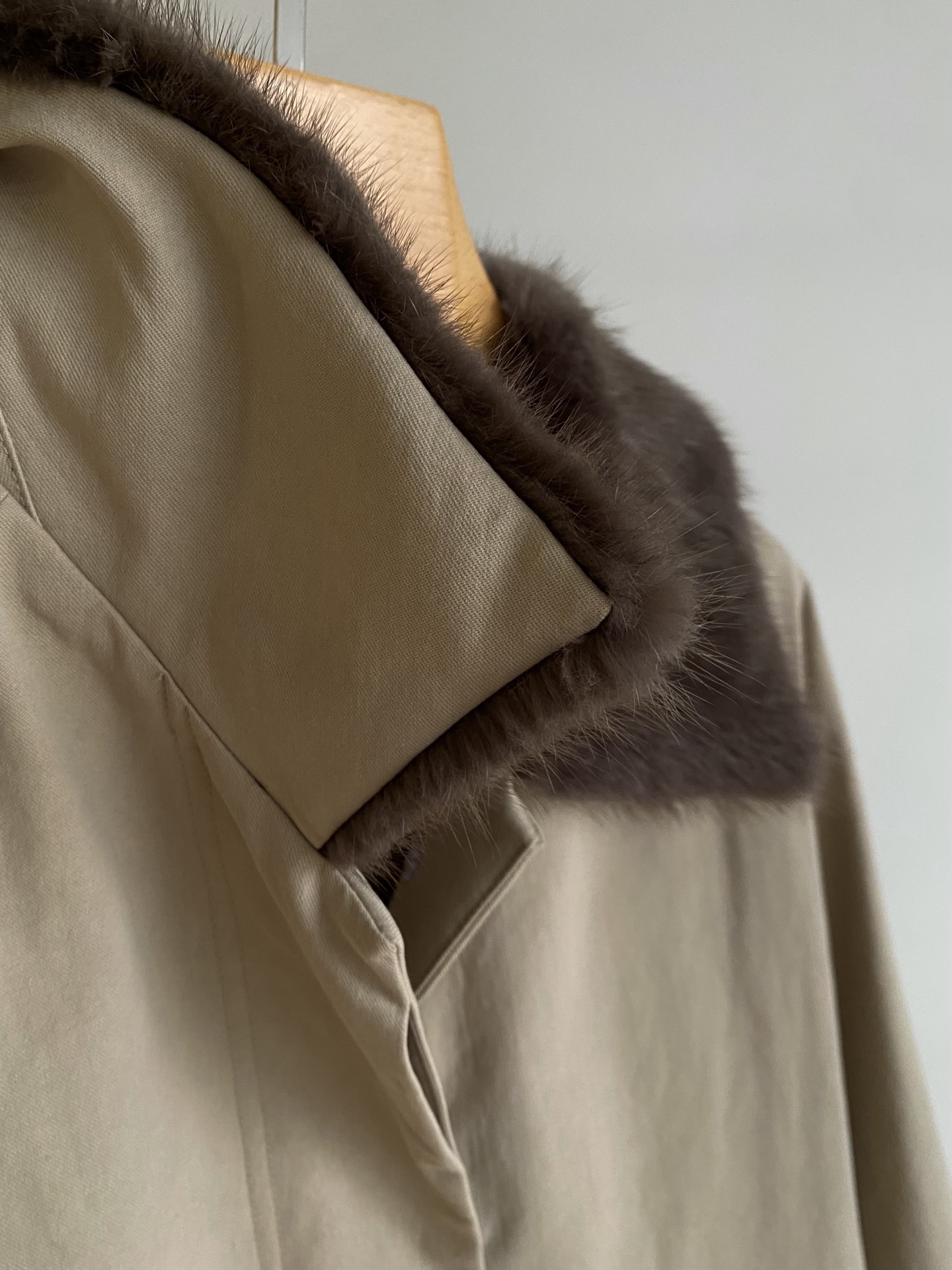 25。F秋冬 青根貂毛领鹅绒羽绒服 防风面料裹着90%白鹅绒轻得像裹了层云，但冷风吹不透 领口袖口的青根