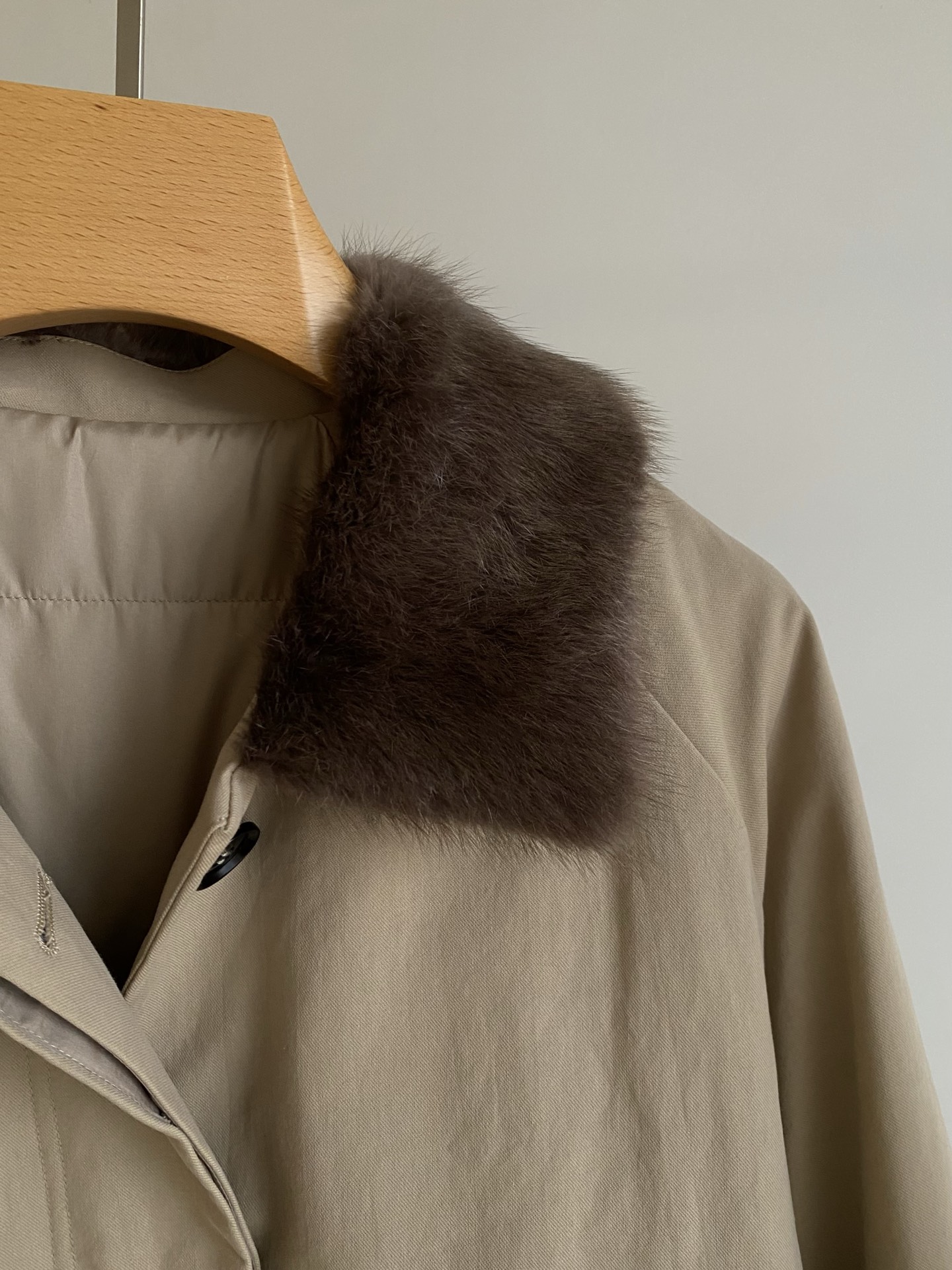 25。F秋冬 青根貂毛领鹅绒羽绒服 防风面料裹着90%白鹅绒轻得像裹了层云，但冷风吹不透 领口袖口的青根