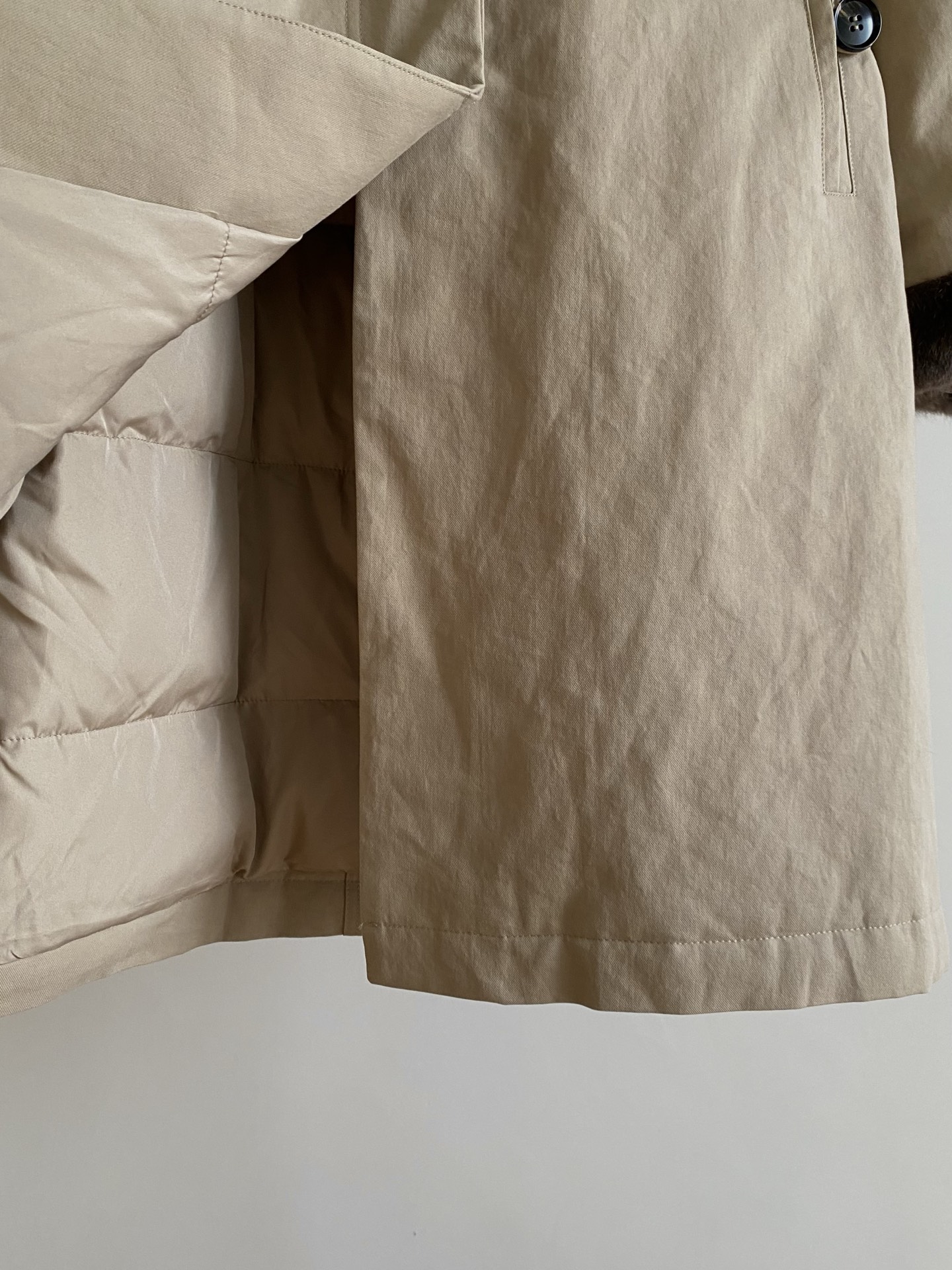 25。F秋冬 青根貂毛领鹅绒羽绒服 防风面料裹着90%白鹅绒轻得像裹了层云，但冷风吹不透 领口袖口的青根