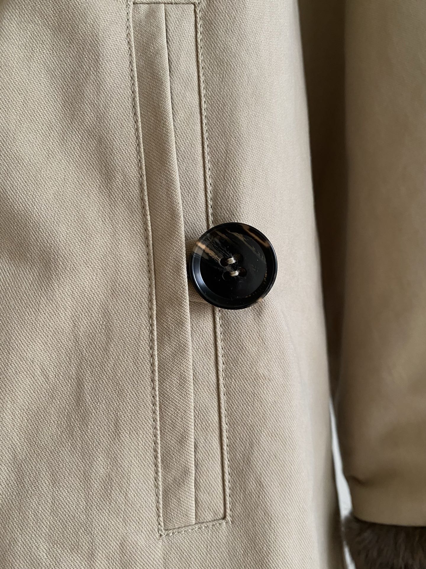 25。F秋冬 青根貂毛领鹅绒羽绒服 防风面料裹着90%白鹅绒轻得像裹了层云，但冷风吹不透 领口袖口的青根